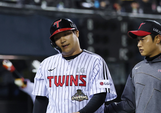 부상으로 교체되는 LG 문보경