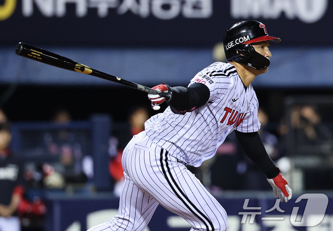 본문 이미지 - 31일 서울 송파구 잠실야구장에서 열린 '2026 신한 SOL KBO리그' 열린 KIA 타이거즈와 LG트윈스의 경기, 7회말 LG 공격 1사 1,3루 상황에서 오지환 1타점 땅볼 타구를 때리고 있다. 2026.3.31 ⓒ 뉴스1 오대일 기자