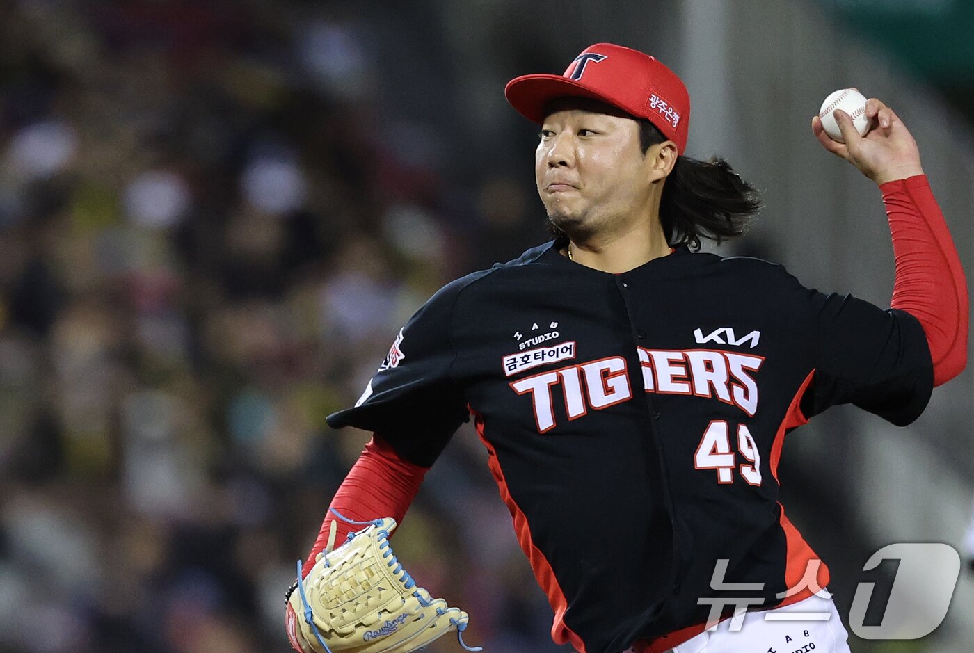 본문 이미지 - 31일 서울 송파구 잠실야구장에서 열린 '2026 신한 SOL KBO리그' 열린 KIA 타이거즈와 LG트윈스의 경기, 8회말 구원 등판한 KIA 김범수가 역투하고 있다. 2026.3.31 ⓒ 뉴스1 오대일 기자