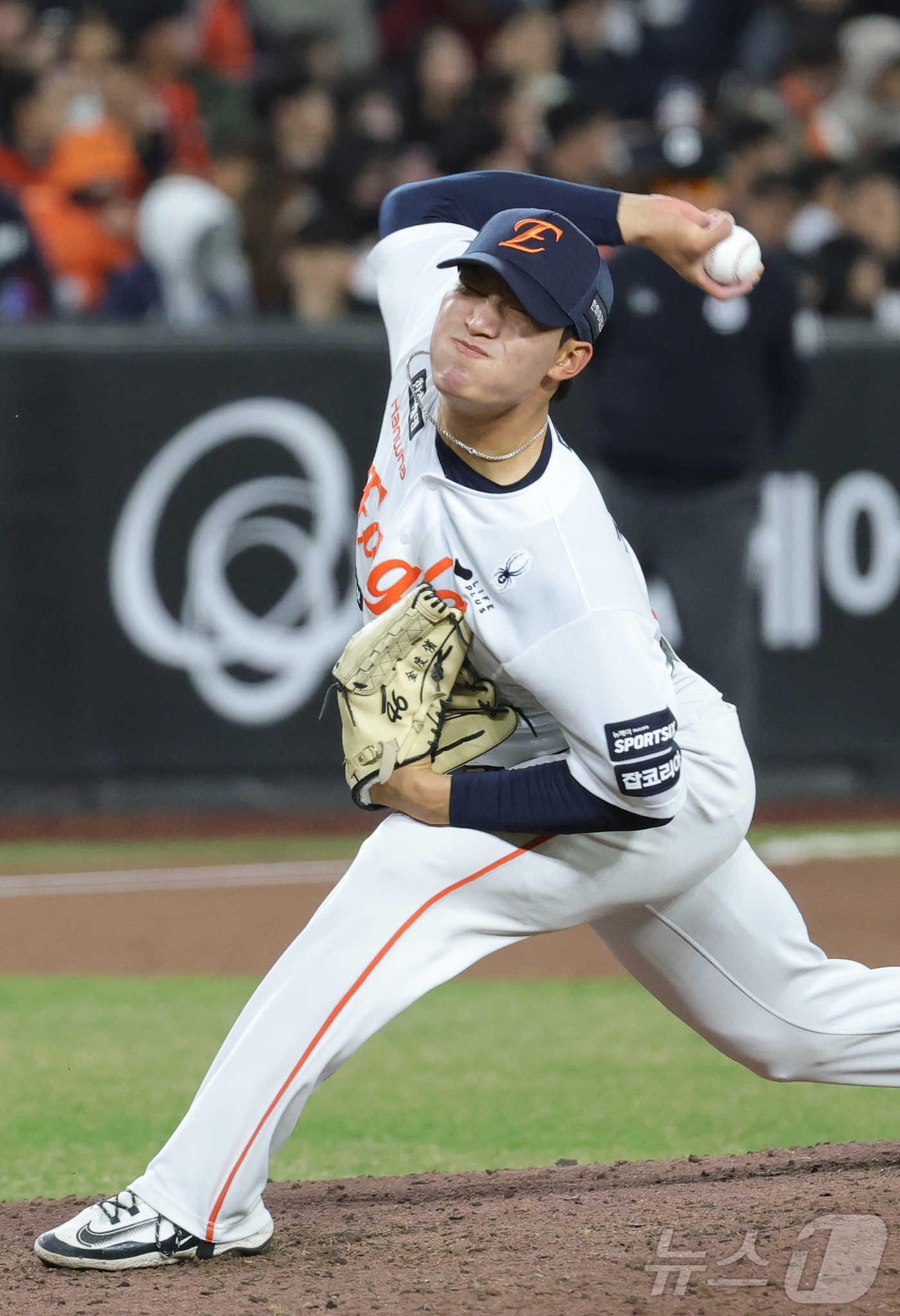 (대전=뉴스1) 김기남 기자 = 31일 대전 한화생명볼파크에서 열린 2026 신한 SOL KBO리그 KT 위즈와 한화 이글스의 경기에서 한화 김도빈이 투구하고 있다. 2026.3. …