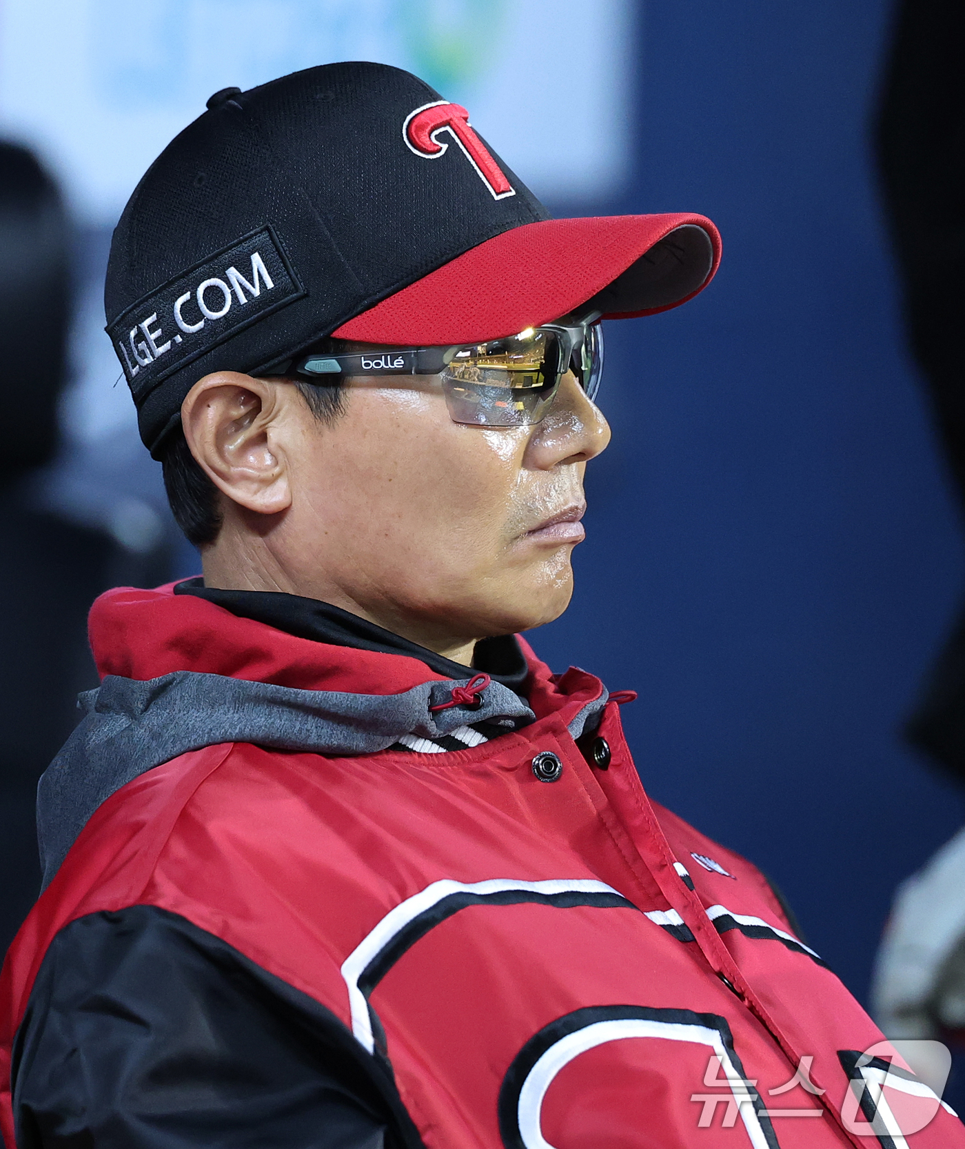 (서울=뉴스1) 오대일 기자 = 31일 서울 송파구 잠실야구장에서 열린 '2026 신한 SOL KBO리그' 열린 KIA 타이거즈와 LG트윈스의 경기에서 염경엽 LG 감독이 2-7로 …