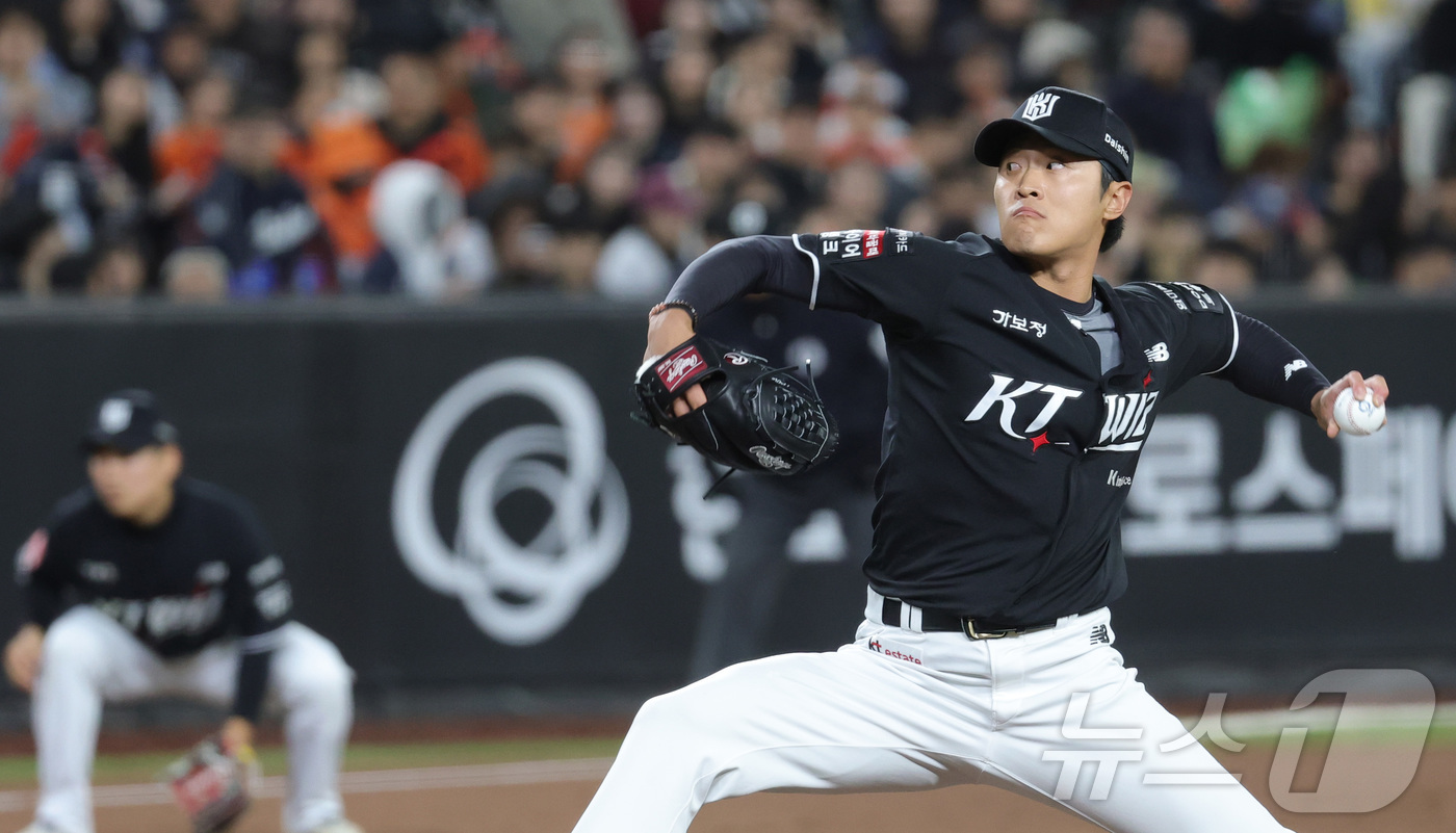 (대전=뉴스1) 김기남 기자 = 31일 대전 한화생명볼파크에서 열린 2026 신한 SOL KBO리그 KT 위즈와 한화 이글스의 경기에서 KT 전용주가 투구하고 있다. 2026.3. …