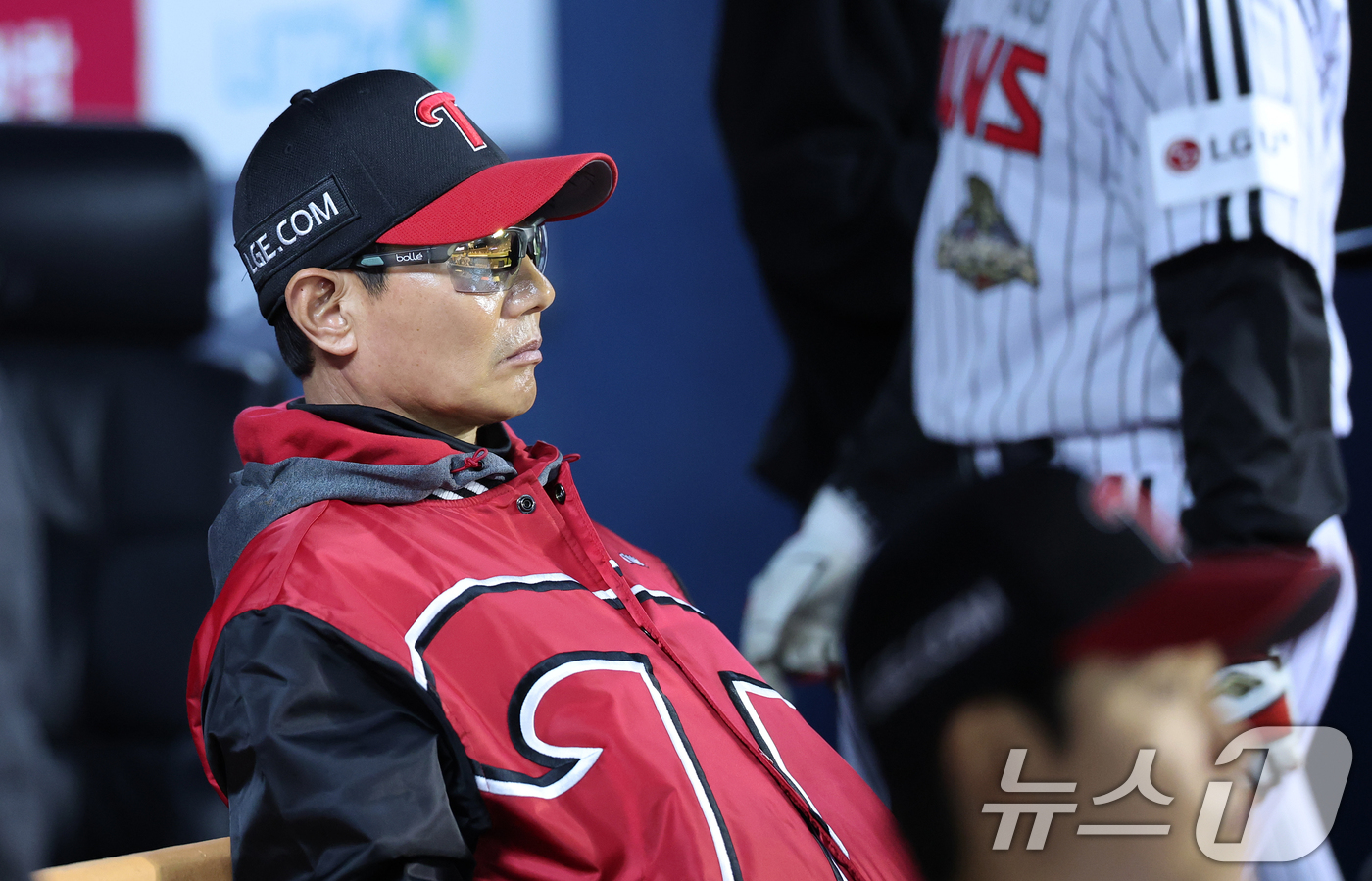 (서울=뉴스1) 오대일 기자 = 31일 서울 송파구 잠실야구장에서 열린 '2026 신한 SOL KBO리그' 열린 KIA 타이거즈와 LG트윈스의 경기에서 염경엽 LG 감독이 2-7로 …