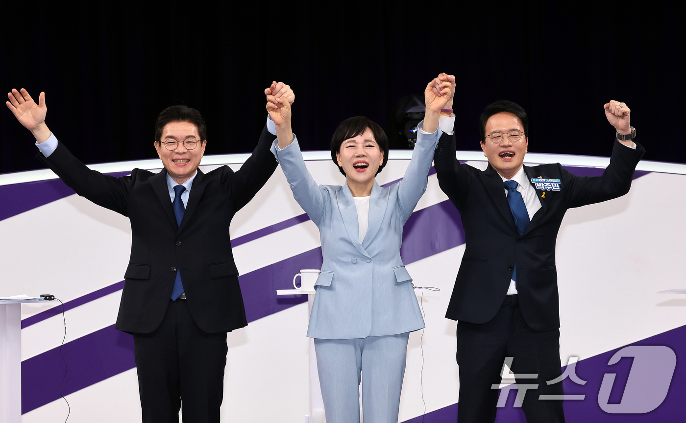 (서울=뉴스1) 국회사진기자단 = 더불어민주당 정원오(왼쪽부터), 전현희, 박주민 서울시장 예비후보가 31일 서울 마포구 상암동 MBC 신사옥에서 열린 더불어민주당 서울시장 후보자 …