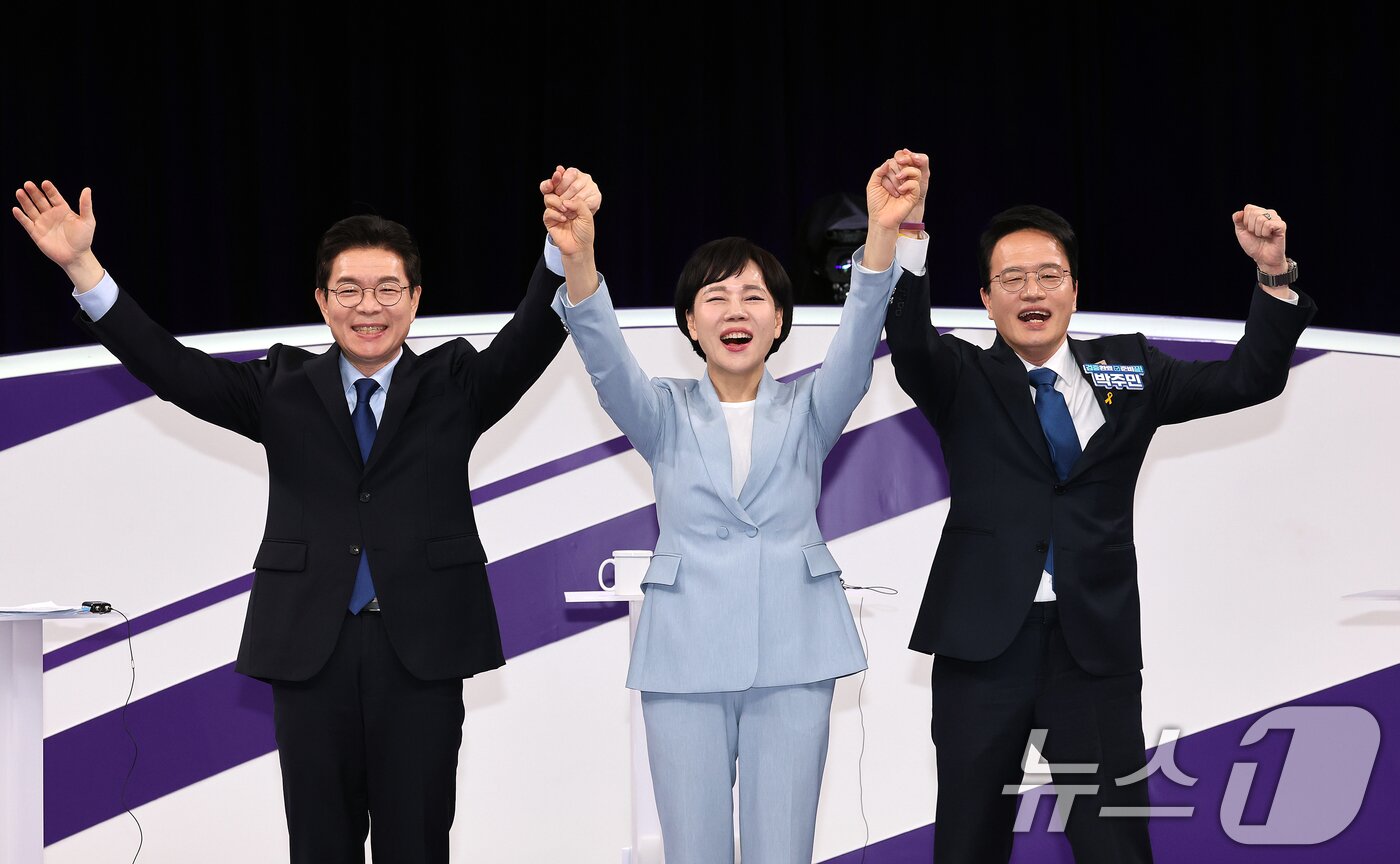 본문 이미지 - 더불어민주당 정원오(왼쪽부터), 전현희, 박주민 서울시장 예비후보가 지난달 31일 서울 마포구 상암동 MBC 신사옥에서 열린 더불어민주당 서울시장 후보자 본경선 합동토론회에서 기념촬영하고 있다. 2026.3.31 ⓒ 뉴스1 국회사진기자단