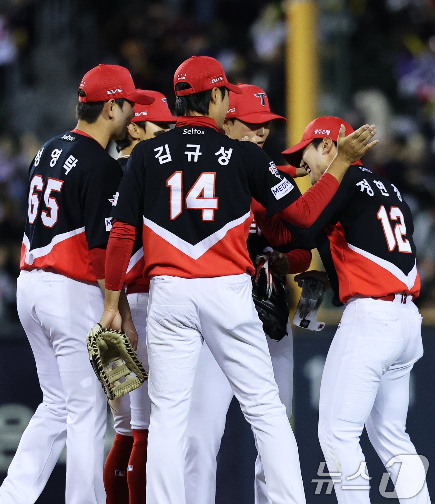 (서울=뉴스1) 오대일 기자 = 31일 서울 송파구 잠실야구장에서 열린 '2026 신한 SOL KBO리그' 열린 KIA 타이거즈와 LG트윈스의 경기에서 7-2 승리를 거둔 KIA …