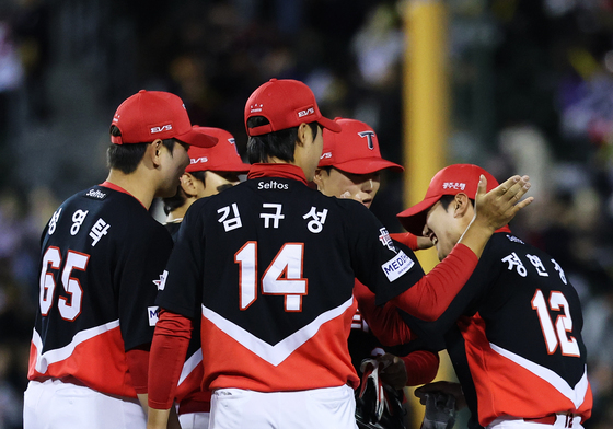 시즌 첫 승 기뻐하는 KIA