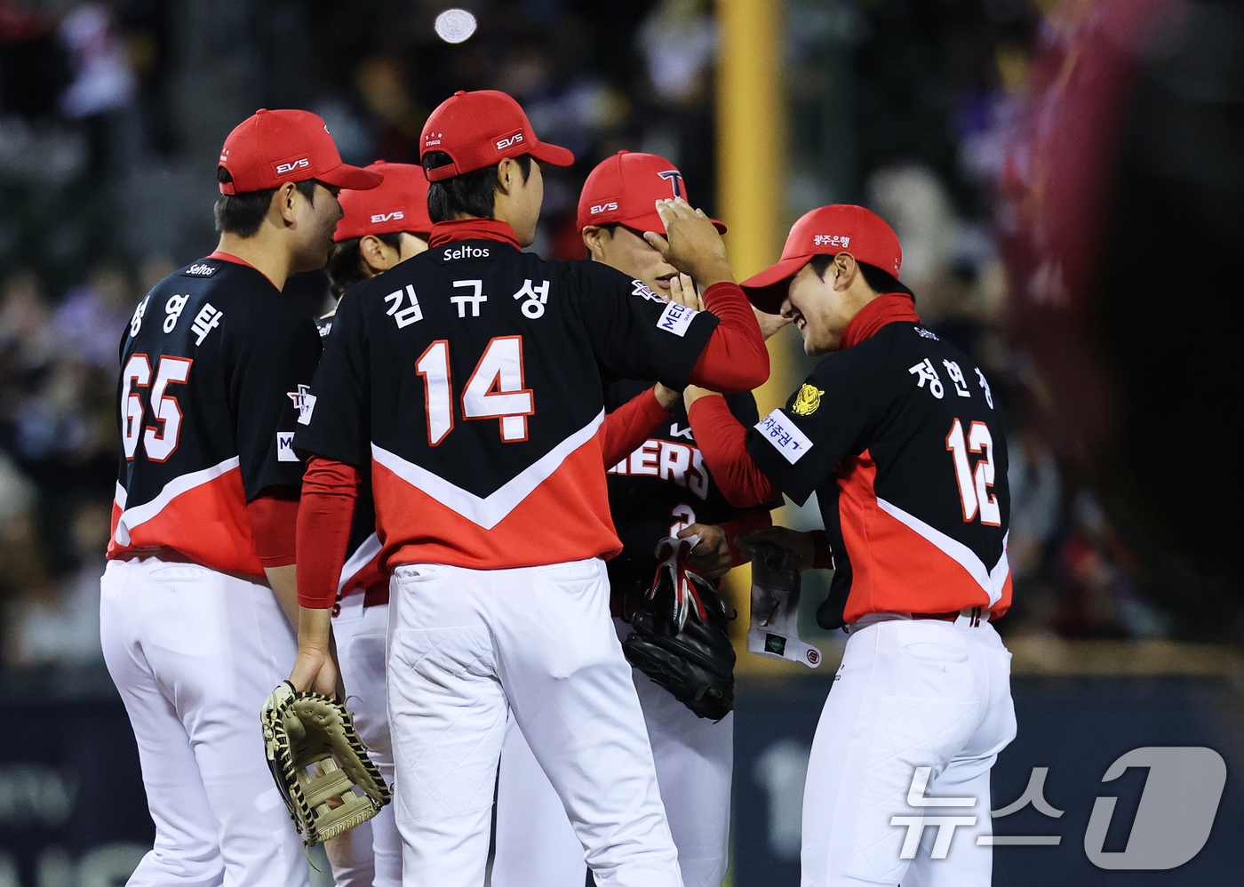 (서울=뉴스1) 오대일 기자 = 31일 서울 송파구 잠실야구장에서 열린 '2026 신한 SOL KBO리그' 열린 KIA 타이거즈와 LG트윈스의 경기에서 7-2 승리를 거둔 KIA …