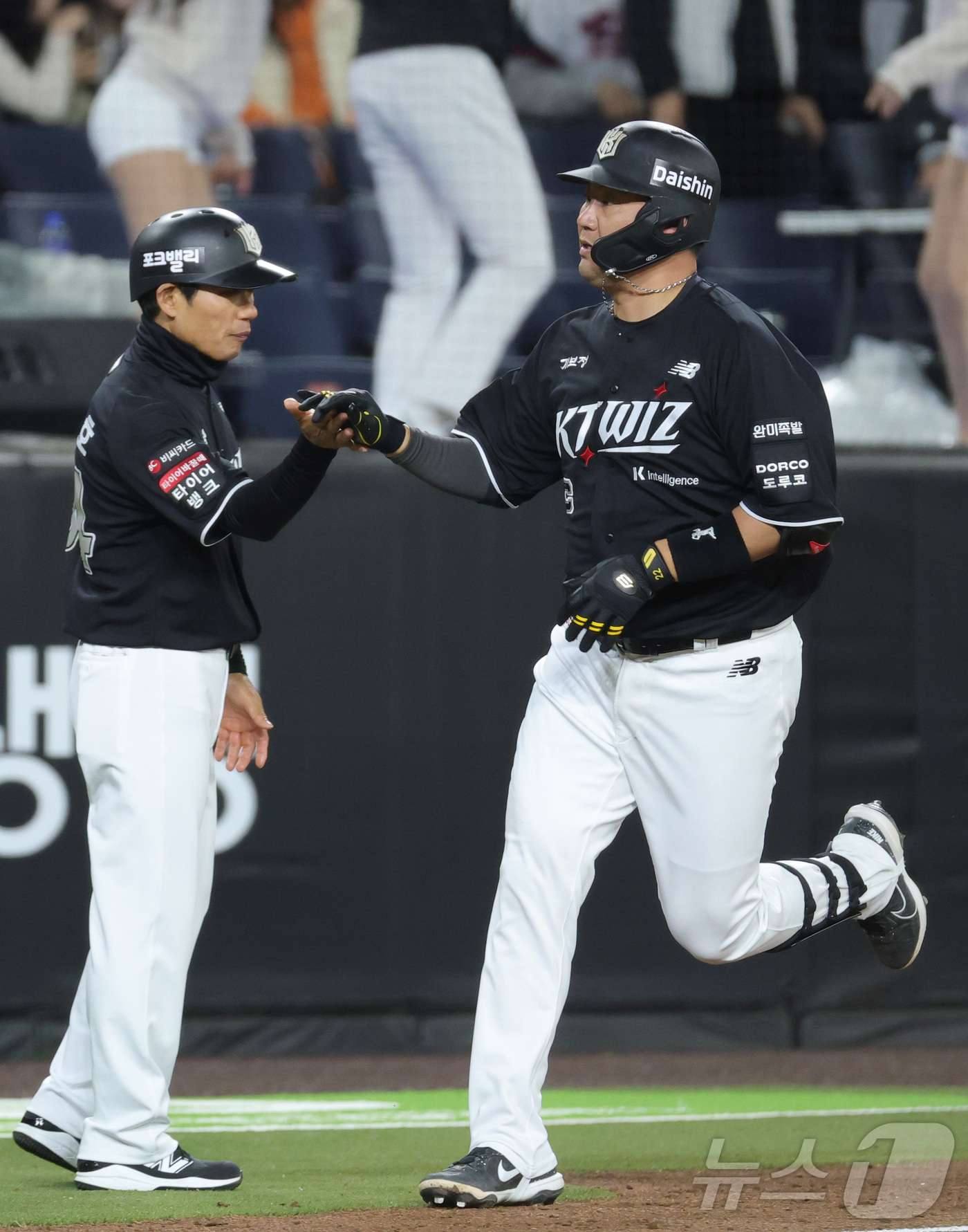 (대전=뉴스1) 김기남 기자 = 31일 대전 한화생명볼파크에서 열린 2026 신한 SOL KBO리그 KT 위즈와 한화 이글스의 경기에서 KT 장성우가 8회초 1점 홈런을 치고 3루 …