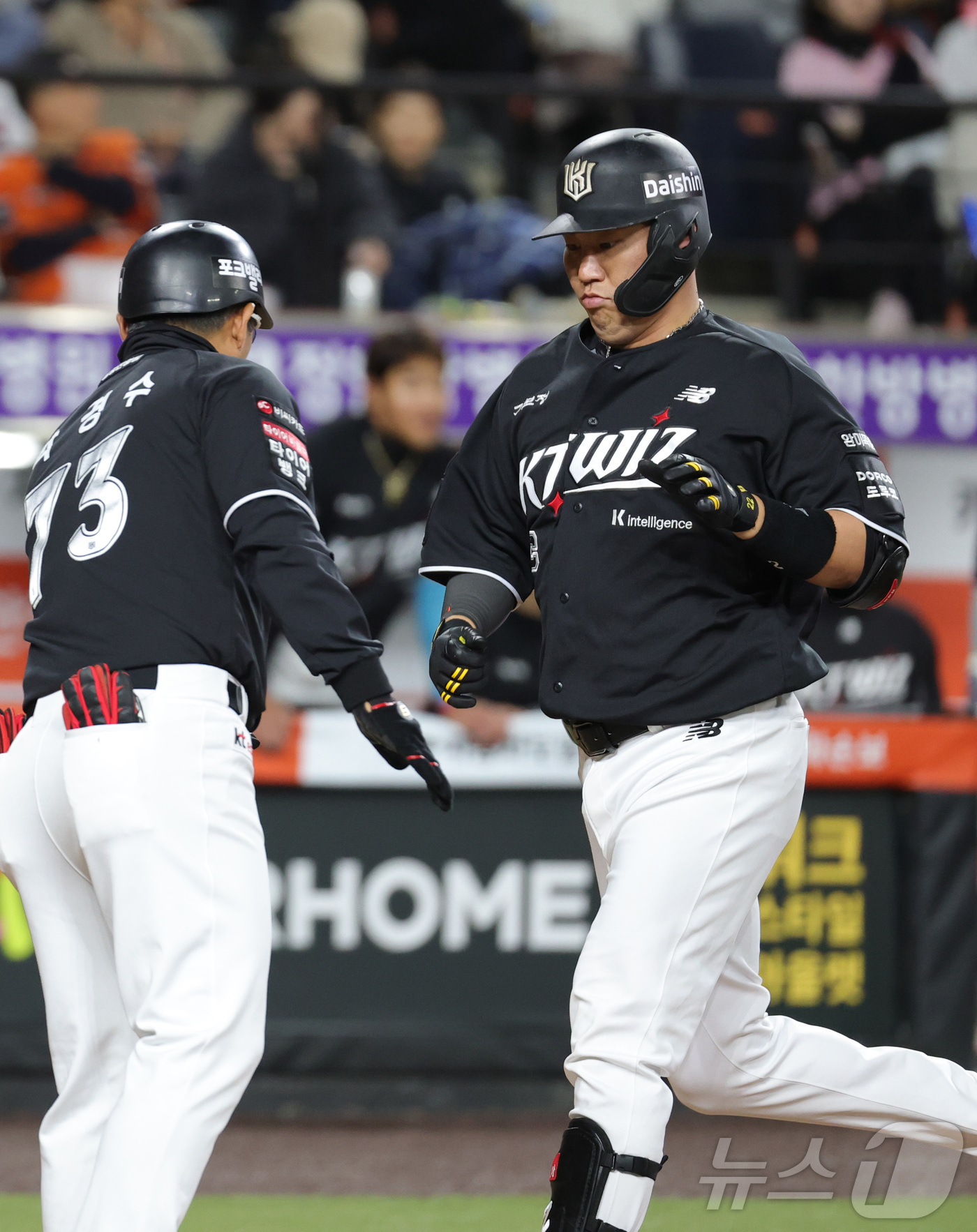 (대전=뉴스1) 김기남 기자 = 31일 대전 한화생명볼파크에서 열린 2026 신한 SOL KBO리그 KT 위즈와 한화 이글스의 경기에서 KT 장성우가 8회초 1점 홈런을 치고 홈에 …