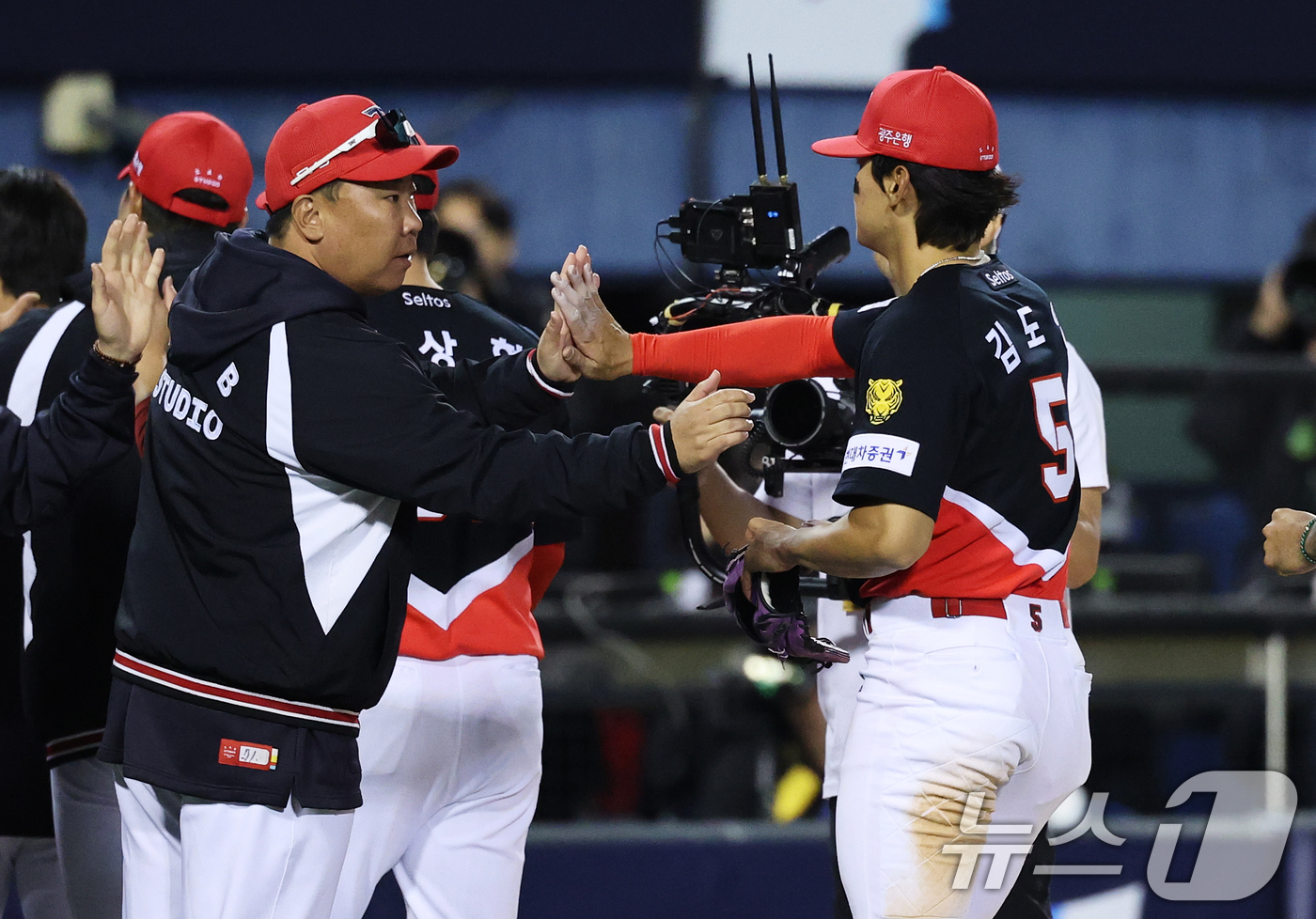 (서울=뉴스1) 오대일 기자 = 31일 서울 송파구 잠실야구장에서 열린 '2026 신한 SOL KBO리그' 열린 KIA 타이거즈와 LG트윈스의 경기에서 7-2 승리를 거둔 KIA …