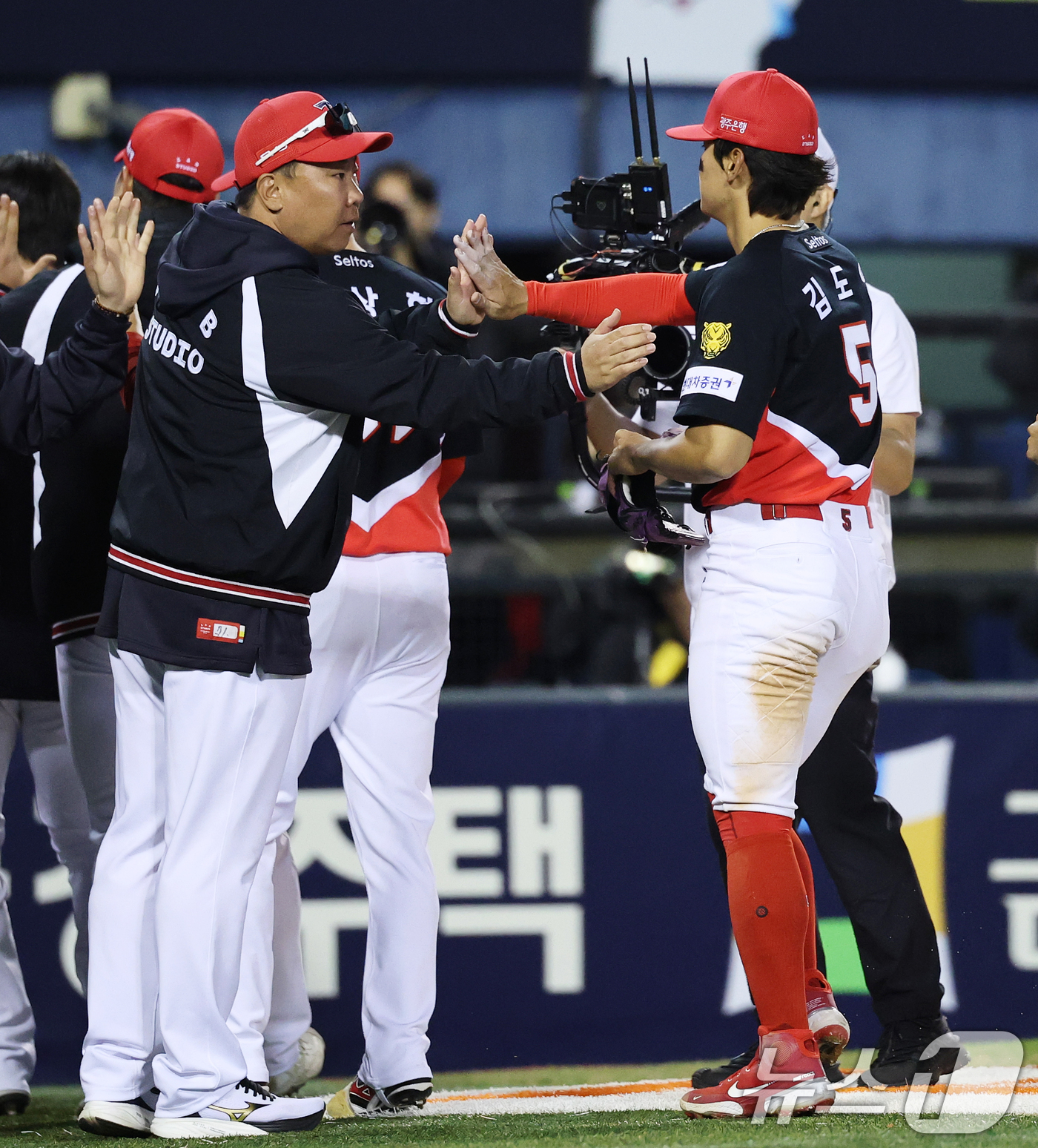 (서울=뉴스1) 오대일 기자 = 31일 서울 송파구 잠실야구장에서 열린 '2026 신한 SOL KBO리그' 열린 KIA 타이거즈와 LG트윈스의 경기에서 7-2 승리를 거둔 KIA …