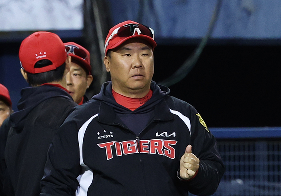 꽃감독, 천신만고 끝 첫승 신고