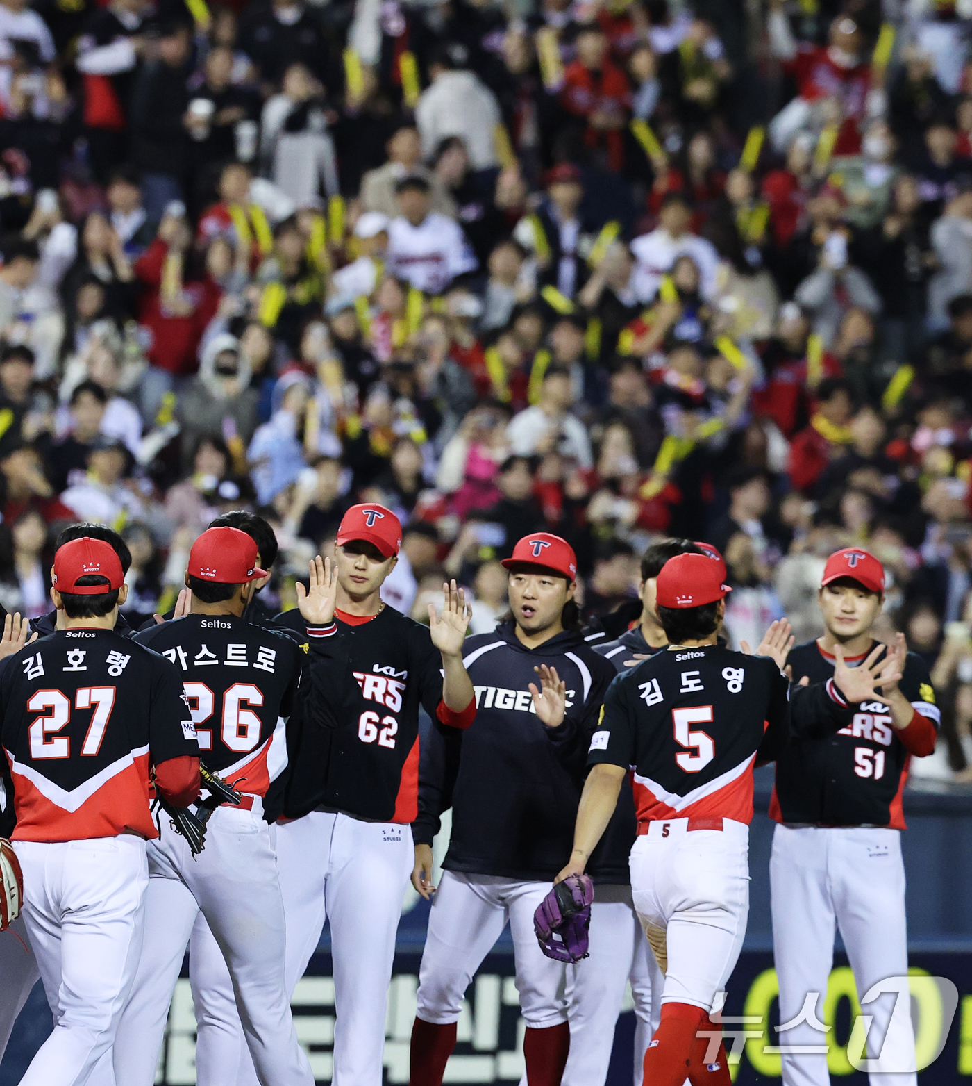 (서울=뉴스1) 오대일 기자 = 31일 서울 송파구 잠실야구장에서 열린 '2026 신한 SOL KBO리그' 열린 KIA 타이거즈와 LG트윈스의 경기에서 7-2 승리를 거둔 KIA …
