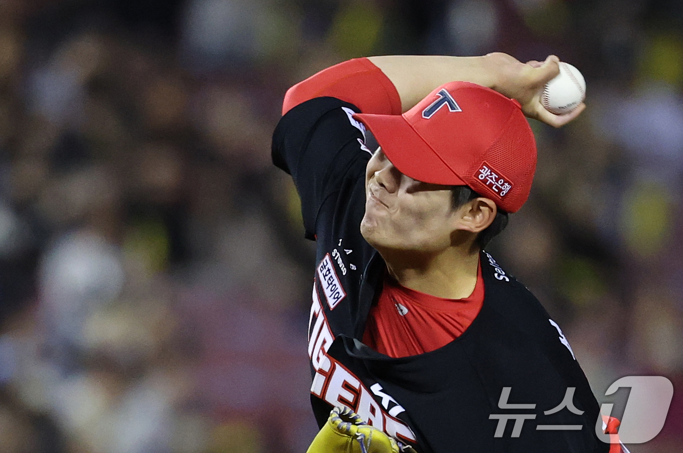 (서울=뉴스1) 오대일 기자 = 31일 서울 송파구 잠실야구장에서 열린 '2026 신한 SOL KBO리그' 열린 KIA 타이거즈와 LG트윈스의 경기, 9회말 마무리 등판한 KIA …