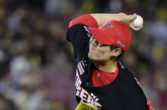 이 악물고 던지는 성영탁