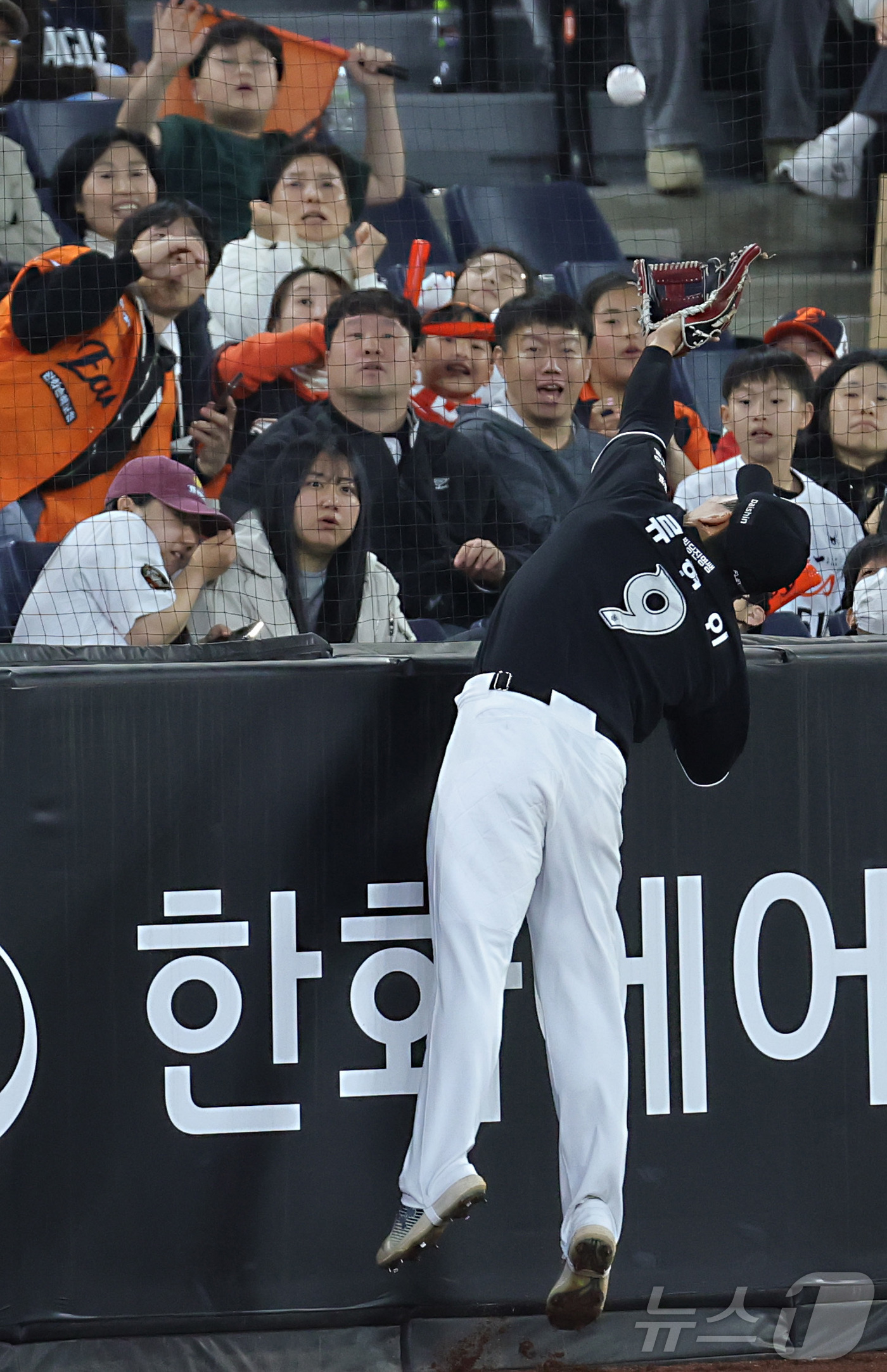 (대전=뉴스1) 김기남 기자 = 31일 대전 한화생명볼파크에서 열린 2026 신한 SOL KBO리그 KT 위즈와 한화 이글스의 경기에서 8회말 한화 강백호의 파울 타구를 KT 류현 …