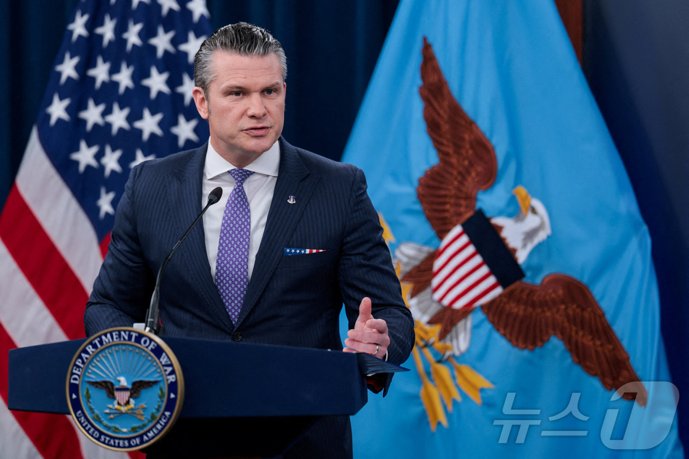(로이터=뉴스1) 류정민 특파원 = 피트 헤그세스 미국 국방장관이 31일(현지시간) 워싱턴DC 인근 펜타곤(미 국방부 청사)에서 대(對)이란 군사작전 현황에 대해 브리핑하고 있다. …