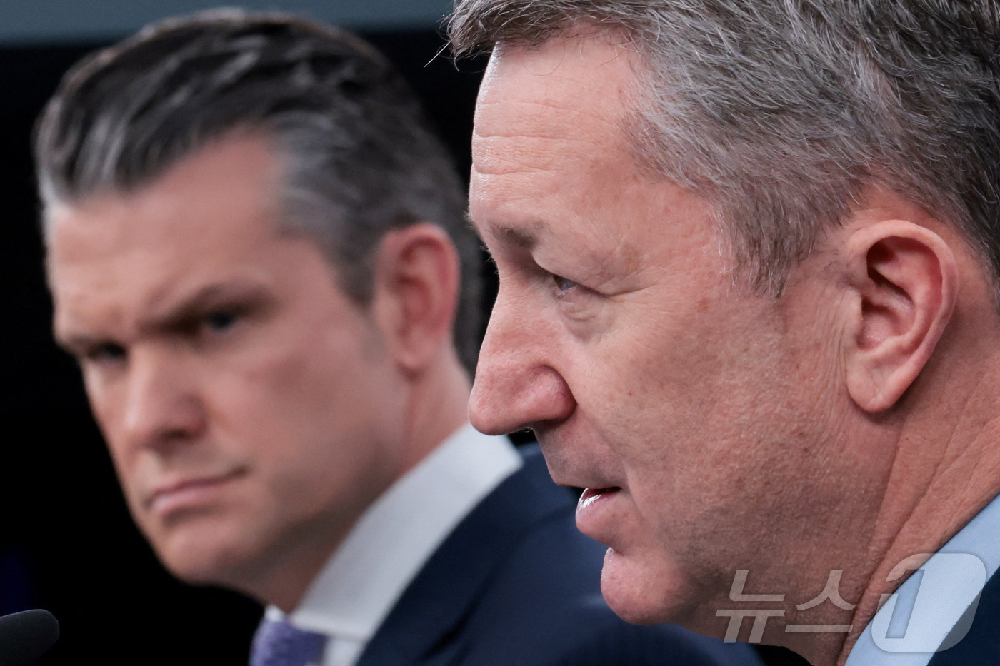 (로이터=뉴스1) 류정민 특파원 = 피트 헤그세스 미국 국방장관과 댄 케인 합참의장이 31일(현지시간) 워싱턴DC 인근 펜타곤(미 국방부 청사)에서 대(對)이란 군사작전 현황에 대 …