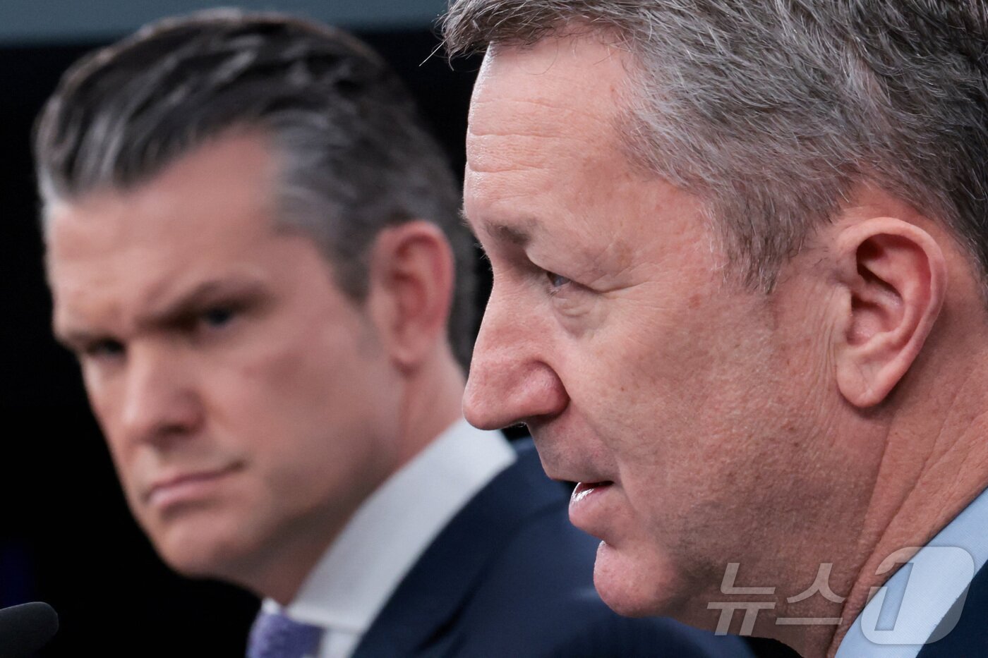 본문 이미지 - 피트 헤그세스 미국 국방장관과 댄 케인 합참의장이 31일(현지시간) 워싱턴DC 인근 펜타곤(미 국방부 청사)에서 대(對)이란 군사작전 현황에 대해 브리핑하고 있다. 2026.03.31. ⓒ 로이터=뉴스1