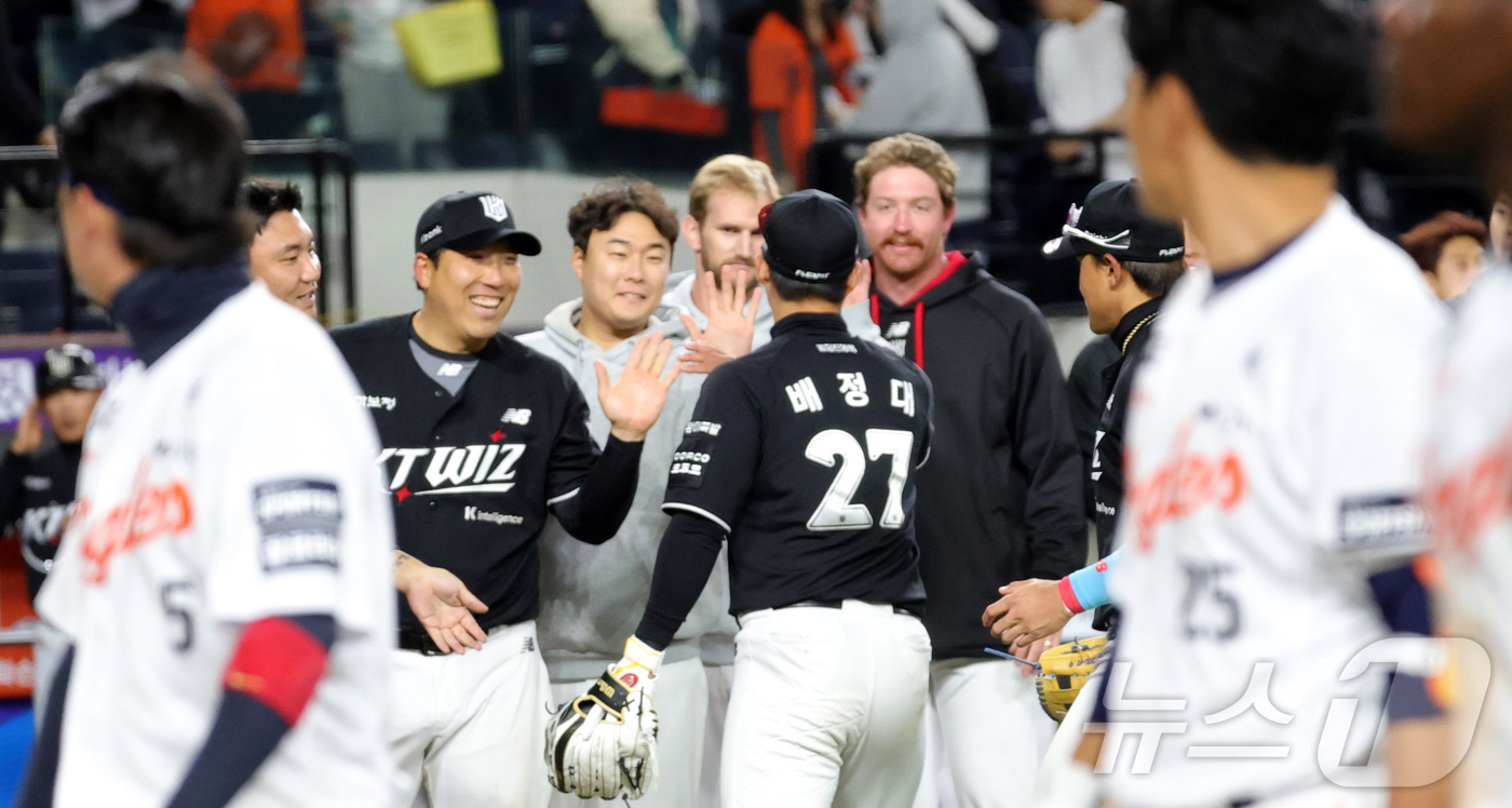 (대전=뉴스1) 김기남 기자 = 31일 대전 한화생명볼파크에서 열린 2026 신한 SOL KBO리그 KT 위즈와 한화 이글스의 경기에서 KT 위즈가 승리하며 시즌 개막 3연승을 자 …