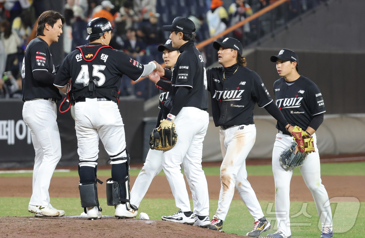 (대전=뉴스1) 김기남 기자 = 31일 대전 한화생명볼파크에서 열린 2026 신한 SOL KBO리그 KT 위즈와 한화 이글스의 경기에서 KT 위즈가 승리하며 시즌 개막 3연승을 자 …