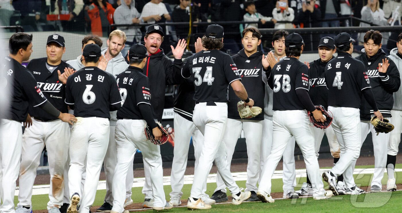 본문 이미지 - 31일 대전 한화생명볼파크에서 열린 2026 신한 SOL KBO리그 KT 위즈와 한화 이글스의 경기에서 KT 위즈가 승리하며 시즌 개막 3연승을 자축하고 있다. 2026.3.31 ⓒ 뉴스1 김기남 기자