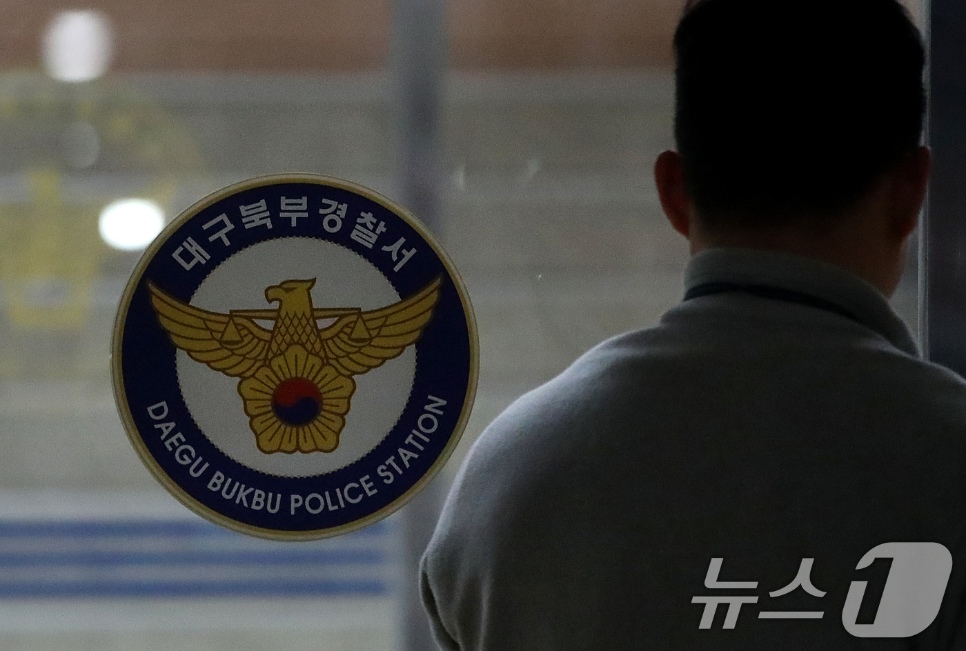 (대구=뉴스1) 공정식 기자 = 50대 어머니 시신을 캐리어에 담아 대구 신천에 버린 20대 딸과 사위가 31일 오후 긴급체포돼 대구북부경찰서에서 조사받는 것으로 알려졌다. 사진은 …