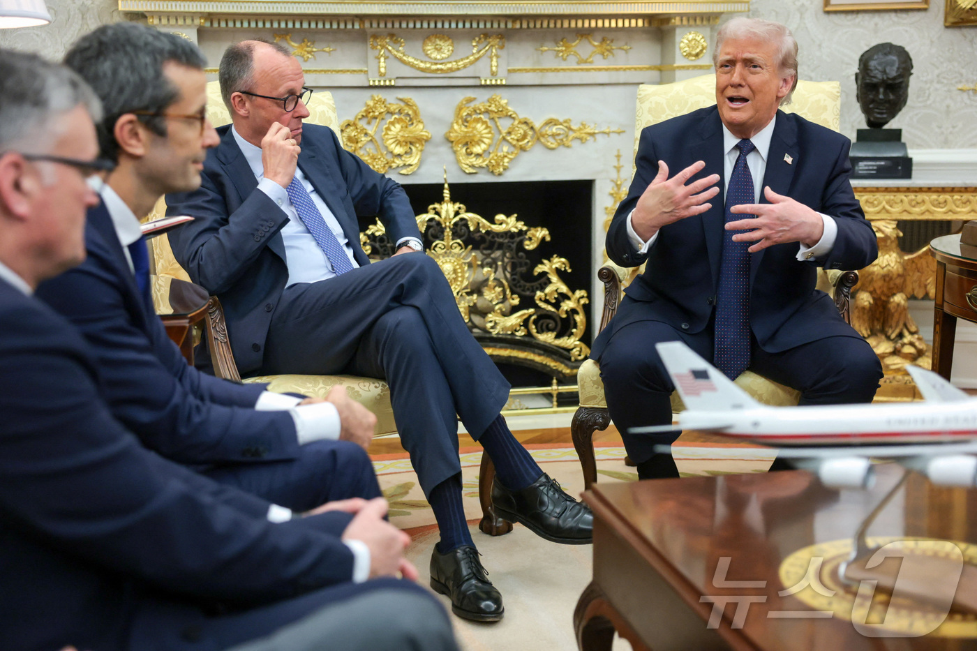 (워싱턴 로이터=뉴스1) 이창규 기자 = 도널드 트럼프 미국 대통령이 3일(현지시간) 백악관 집무실에서 프리드리히 메르츠 독일 총리와 회담하며 발언하고 있다.ⓒ 로이터=뉴스1