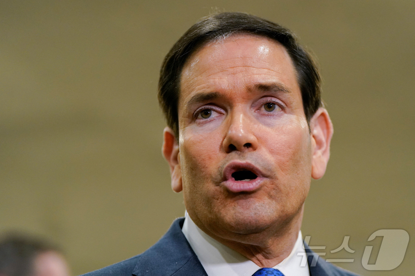 (로이터=뉴스1) 류정민 특파원 = 마코 루비오 미국 국무장관이 3일(현지시간) 워싱턴DC 의사당에서 상원 브리핑을 하기 앞서 기자들의 질문에 답하고 있다. 2026.03.03.ⓒ …