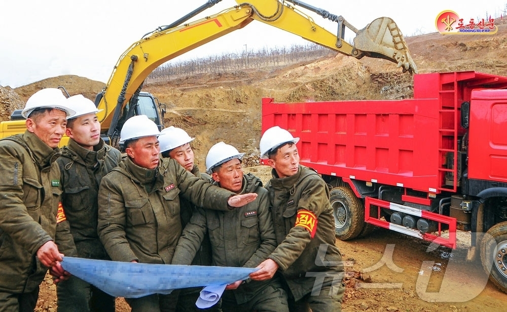 (평양 노동신문=뉴스1) = 북한 노동당 기관지 노동신문은 4일 인민군 124연대 관병들이 올해 지방발전 정책 대상 기초 굴착 공사를 연이어 결속하고 있다고 선전했다.[국내에서만 …