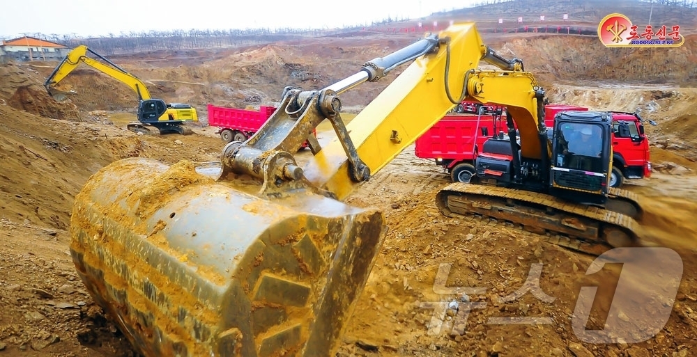 (평양 노동신문=뉴스1) = 북한 노동당 기관지 노동신문은 4일 인민군 124연대 관병들이 올해 지방발전 정책 대상 기초 굴착 공사를 연이어 결속하고 있다고 선전했다.[국내에서만 …