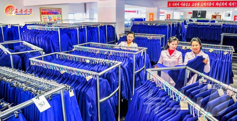 (평양 노동신문=뉴스1) = 북한 노동당 기관지 노동신문은 4일 여러 경공업공장들이 "새 학기가 다가올수록 후대들을 위해 더욱 정성을 기울이고 있다"고 선전했다. 사진은 평양학생교 …