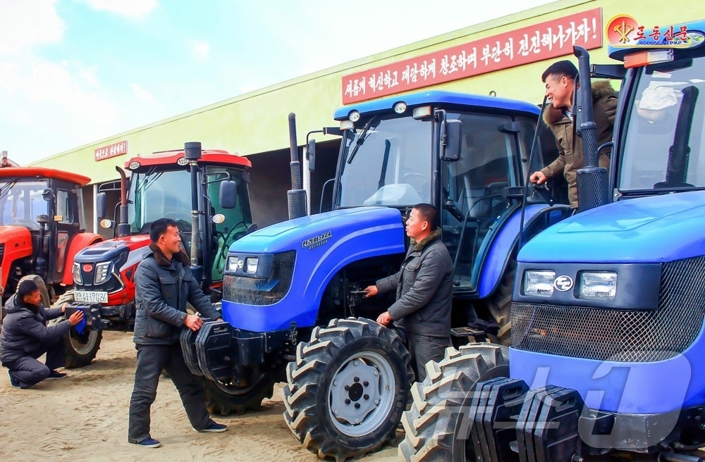 (평양 노동신문=뉴스1) = 북한 노동당 기관지 노동신문은 4일 낙랑구역 송남농장에서 "올해 농사에서 다수확을 안아올 열의를 안고 뜨락또르(트랙터) 정비 사업을 잘 해나가고 있다" …