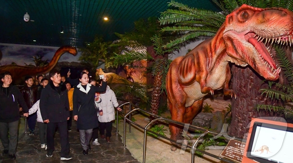 (평양 노동신문=뉴스1) = 북한 노동당 기관지 노동신문은 4일 "해마다 맞는 민속명절이지만 위대한 새 승리의 설계도가 펼쳐진 뜻깊은 올해의 대보름날은 누구나 유다른 감회와 자부를 …