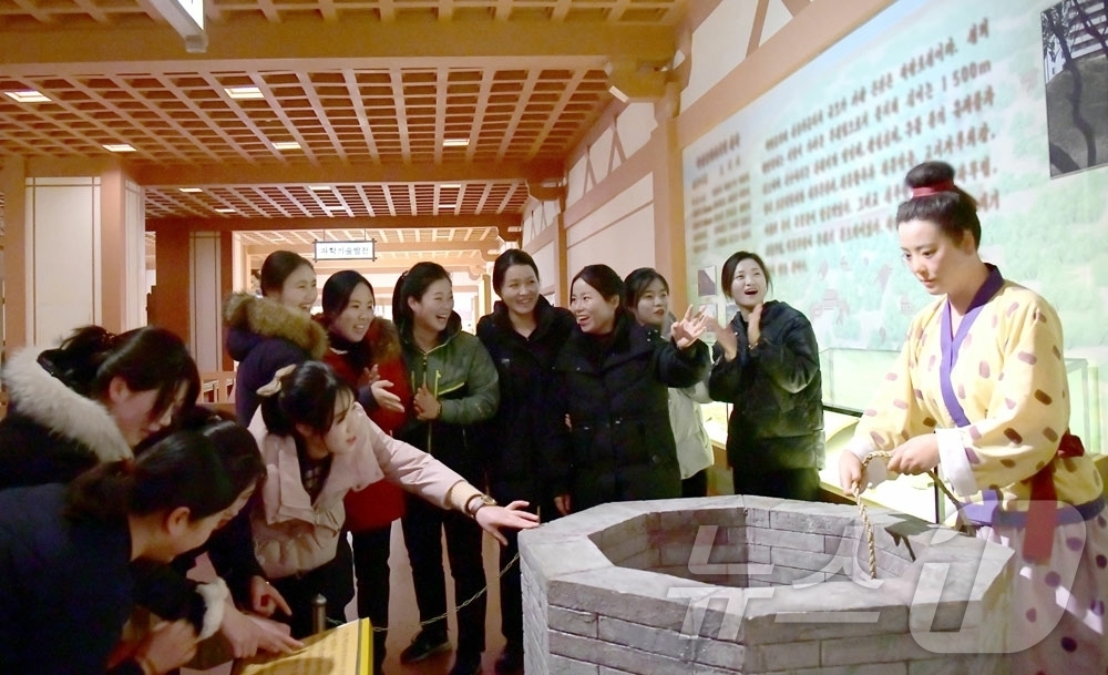 (평양 노동신문=뉴스1) = 북한 노동당 기관지 노동신문은 4일 "해마다 맞는 민속명절이지만 위대한 새 승리의 설계도가 펼쳐진 뜻깊은 올해의 대보름날은 누구나 유다른 감회와 자부를 …