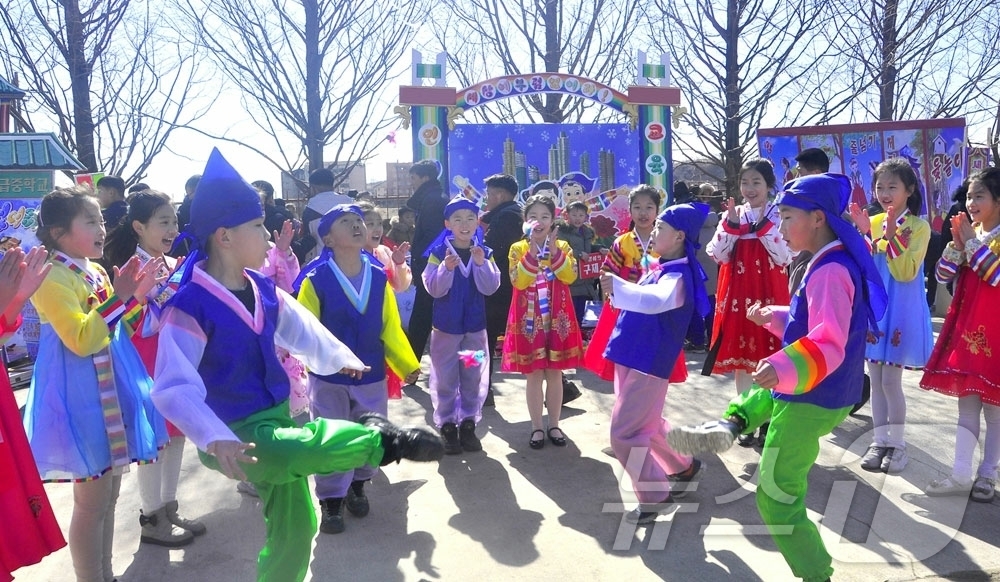 (평양 노동신문=뉴스1) = 북한 노동당 기관지 노동신문은 4일 "해마다 맞는 민속명절이지만 위대한 새 승리의 설계도가 펼쳐진 뜻깊은 올해의 대보름날은 누구나 유다른 감회와 자부를 …