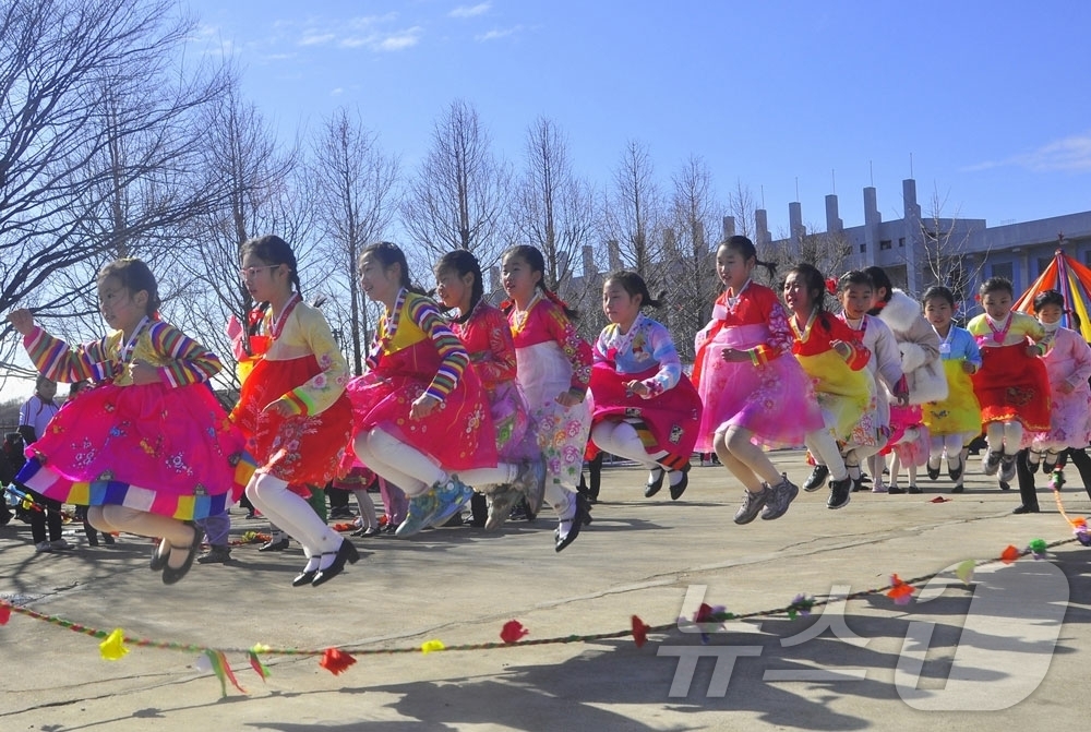 (평양 노동신문=뉴스1) = 북한 노동당 기관지 노동신문은 4일 "해마다 맞는 민속명절이지만 위대한 새 승리의 설계도가 펼쳐진 뜻깊은 올해의 대보름날은 누구나 유다른 감회와 자부를 …