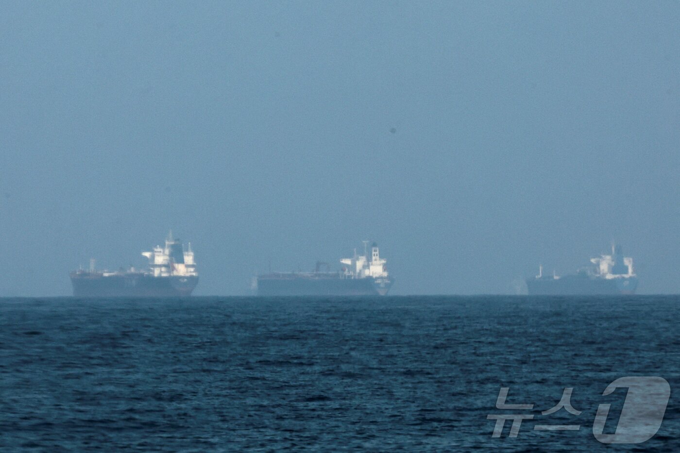 본문 이미지 - 3일(현지시간) 이란이 호르무즈 해협을 봉쇄하겠다고 위협하는 가운데, 아랍에미리트 푸자이라 해안에 유조선들이 늘어서 있다. 2026.3.3 ⓒ로이터=뉴스1