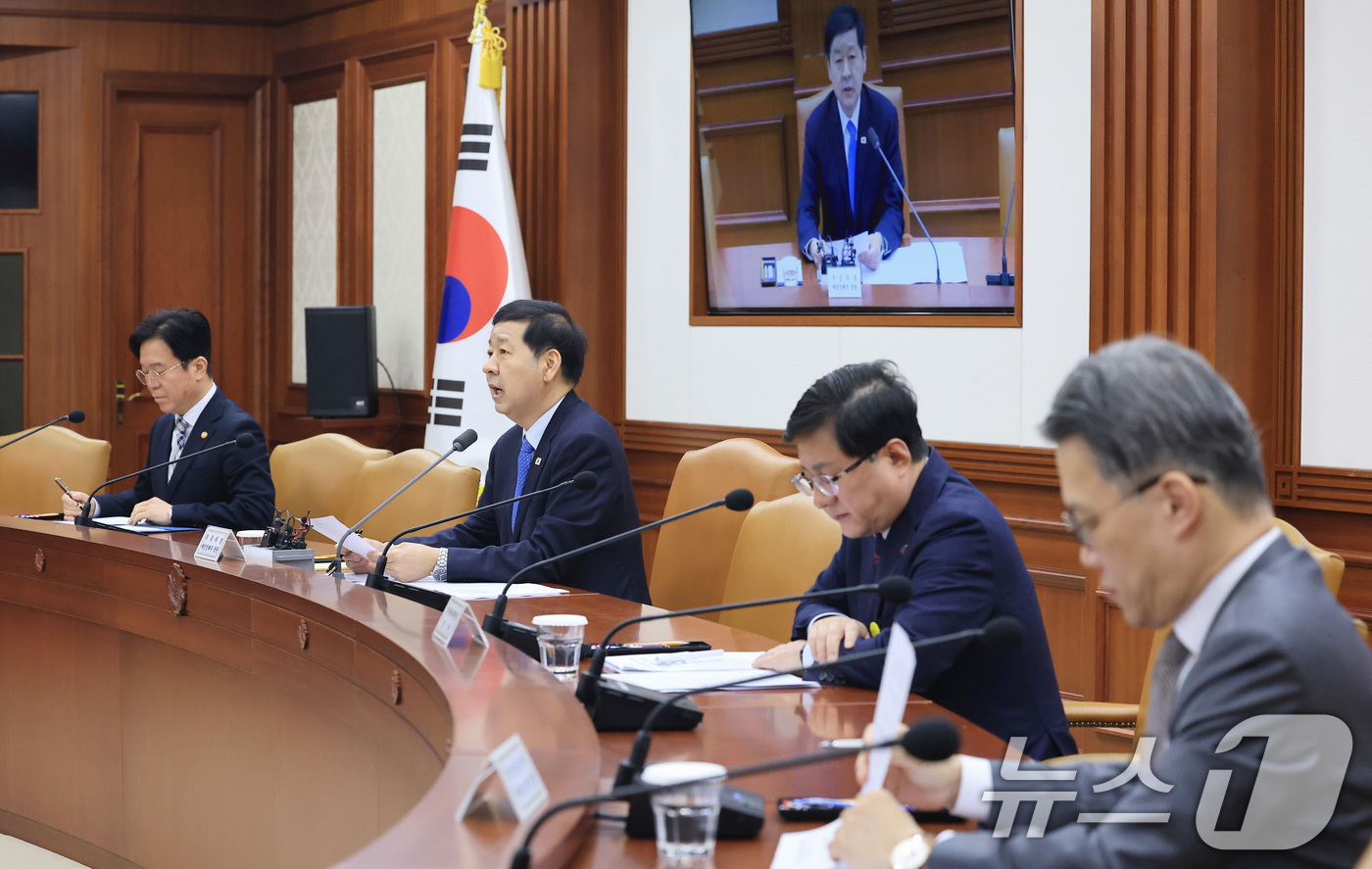 (서울=뉴스1) 임세영 기자 = 구윤철 부총리 겸 재정경제부 장관이 4일 서울 종로구 정부서울청사에서 열린 개정 노동조합법 시행 관련 관계장관회의에서 모두발언을 하고 있다. 202 …