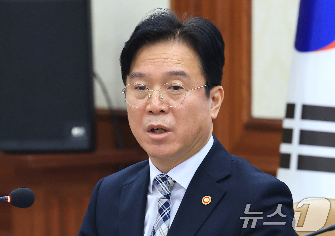 (서울=뉴스1) 임세영 기자 = 김영훈 고용노둥부 장관이 4일 서울 종로구 정부서울청사에서 열린 개정 노동조합법 시행 관련 관계장관회의에서 발언을 하고 있다. 2026.3.4/뉴스 …