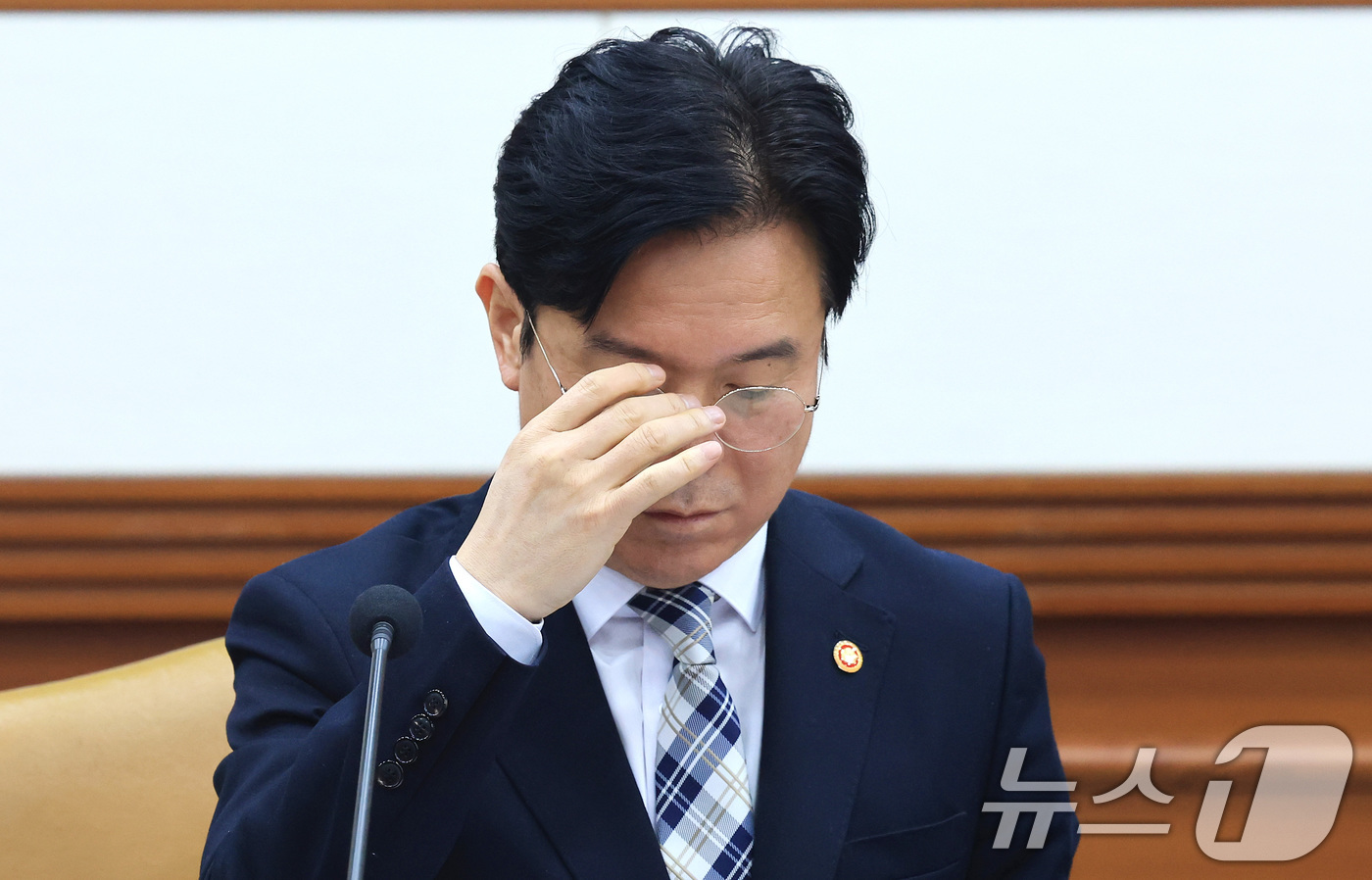 (서울=뉴스1) 임세영 기자 = 김영훈 고용노둥부 장관이 4일 서울 종로구 정부서울청사에서 열린 개정 노동조합법 시행 관련 관계장관회의에서 안경을 고쳐쓰고 있다. 2026.3.4/ …