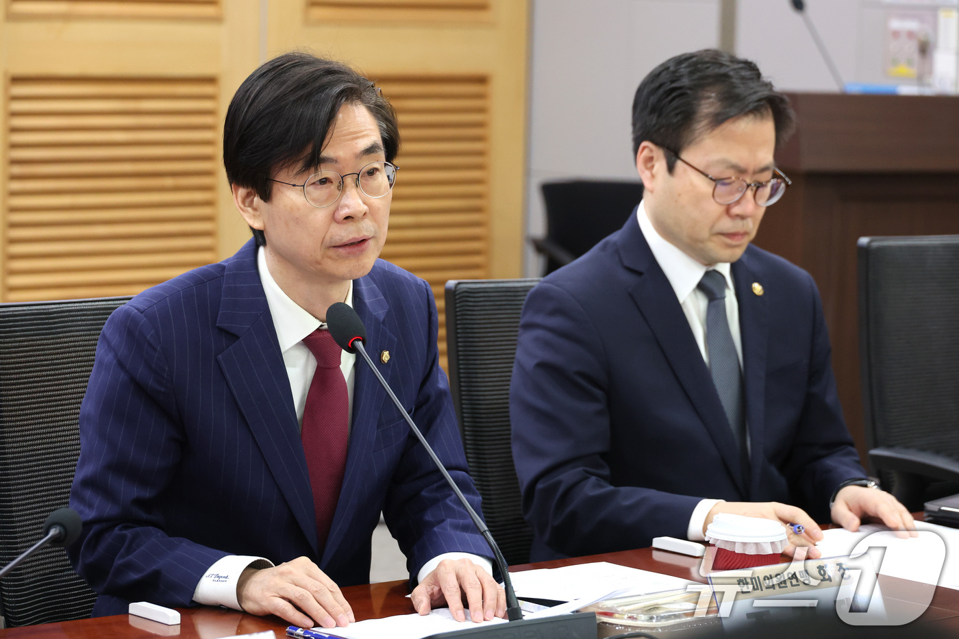 (서울=뉴스1) 신웅수 기자 = 조경태 한미의원연맹 회장과 김영배 간사가 4일 서울 여의도 국회 의원회관에서 열린 한미 관세 간담회에서 발언하고 있다. 2026.3.4/뉴스1