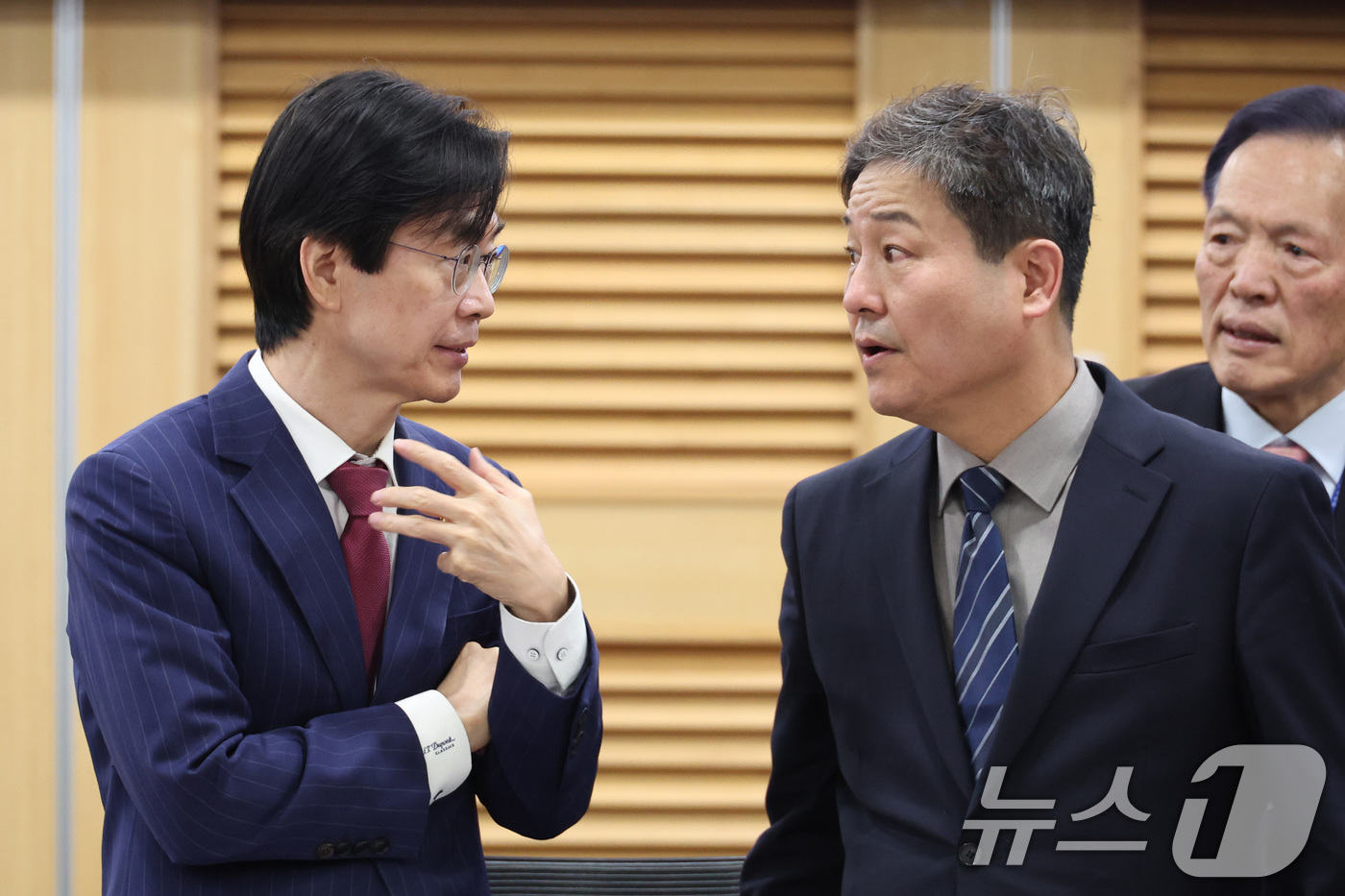 (서울=뉴스1) 신웅수 기자 = 조경태 한미의원연맹 회장과 김영배 간사가 4일 서울 여의도 국회 의원회관에서 열린 한미 관세 관련 간담회에서 대화하고 있다. 2026.3.4/뉴스1 …