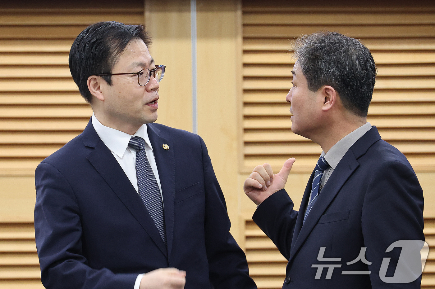 (서울=뉴스1) 신웅수 기자 = 여한구 산업통상부 통상교섭본부장이 4일 서울 여의도 국회 의원회관에서 한미의원연맹 주최로 열린 한미 관세 관련 간담회에서 김영배 의원과 대화하고 있 …