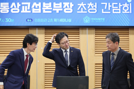 한미 관세 간담회 대화하는 여한구 본부장