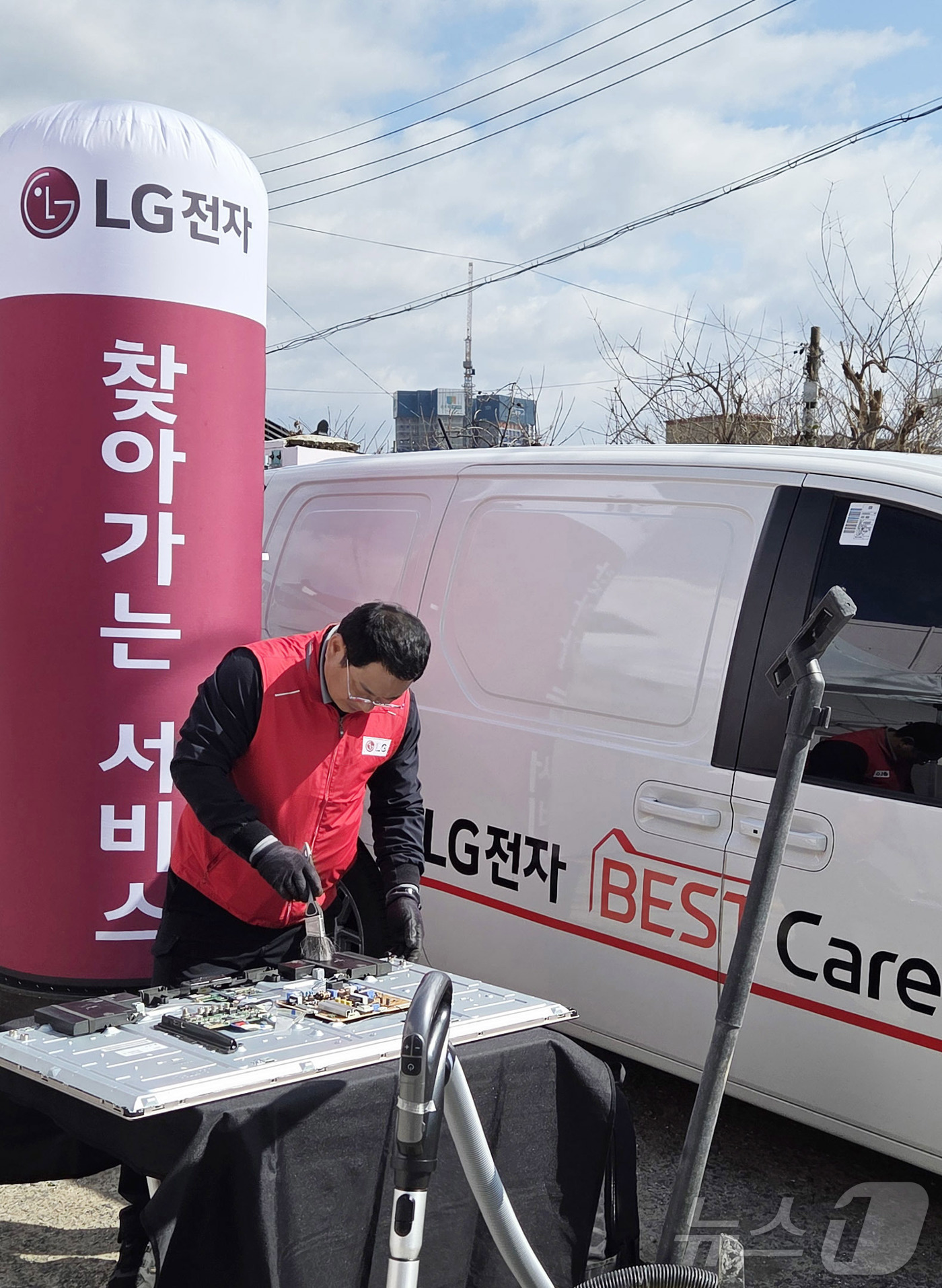 (서울=뉴스1) = LG전자가 거리 등 이유로 고객이 서비스센터를 방문하기 어려웠던 지역을 중심으로 전문 서비스매니저가 찾아가 가전제품 사전점검, 소모품 교체, 전기 등 안전사고 …