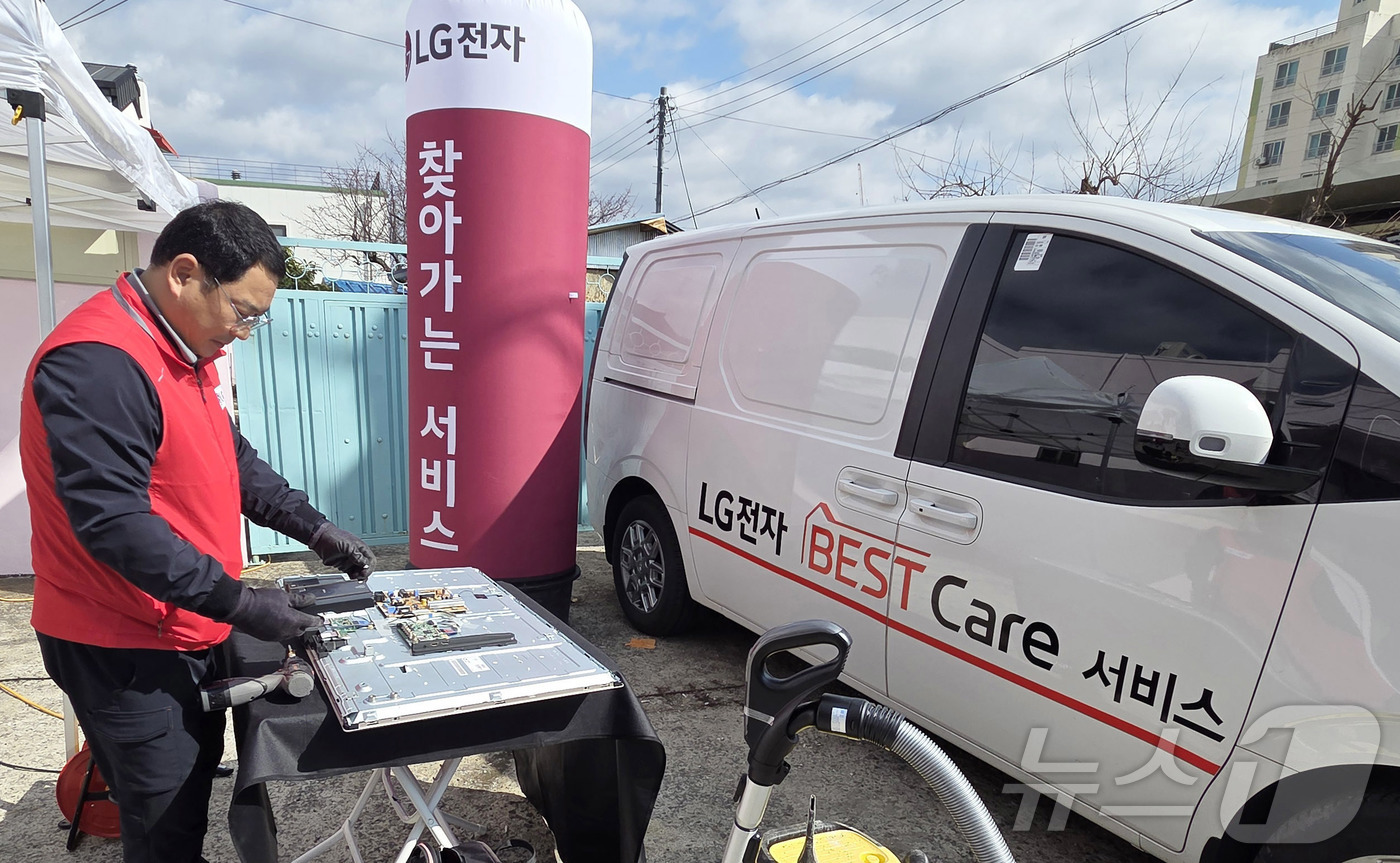 (서울=뉴스1) = LG전자가 거리 등 이유로 고객이 서비스센터를 방문하기 어려웠던 지역을 중심으로 전문 서비스매니저가 찾아가 가전제품 사전점검, 소모품 교체, 전기 등 안전사고 …