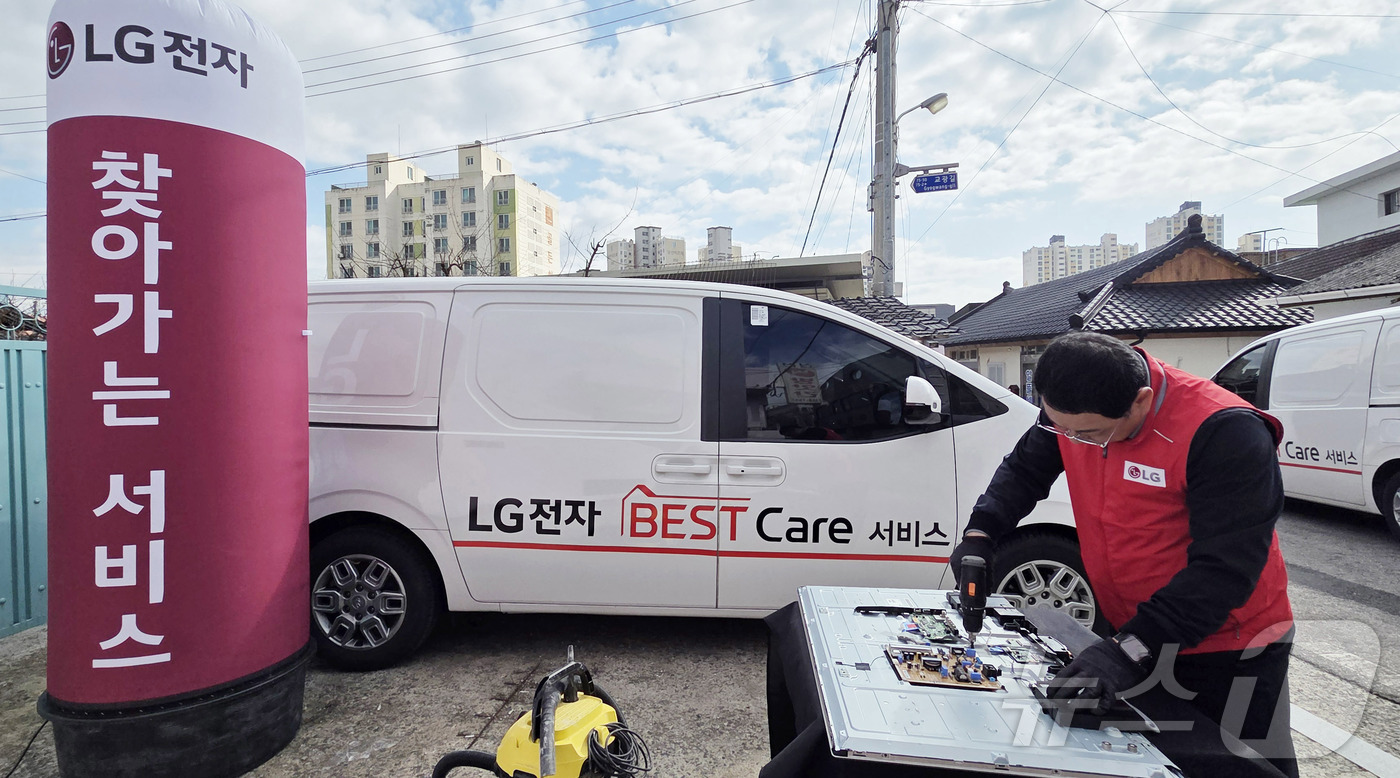 (서울=뉴스1) = LG전자가 거리 등 이유로 고객이 서비스센터를 방문하기 어려웠던 지역을 중심으로 전문 서비스매니저가 찾아가 가전제품 사전점검, 소모품 교체, 전기 등 안전사고 …