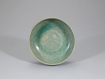 본문 이미지 - 청자 상감쌍룡국화문 반(국가유산청 제공)